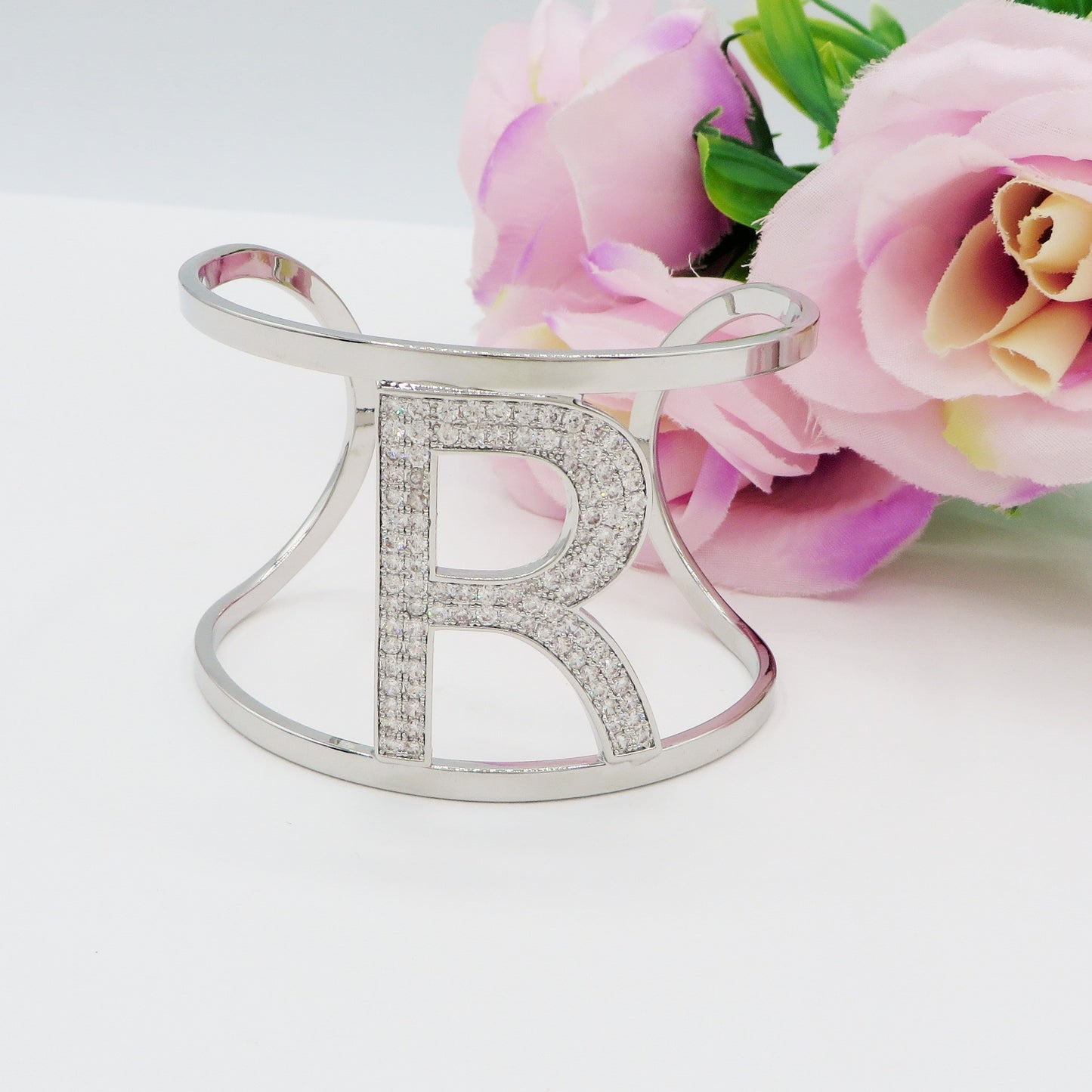 BRACCIALE A MANETTA XL con iniziale in zirconi