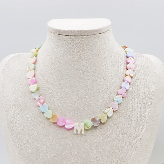 PAROS RAINBOW ~ Collana con cuoricini in madreperla + iniziale