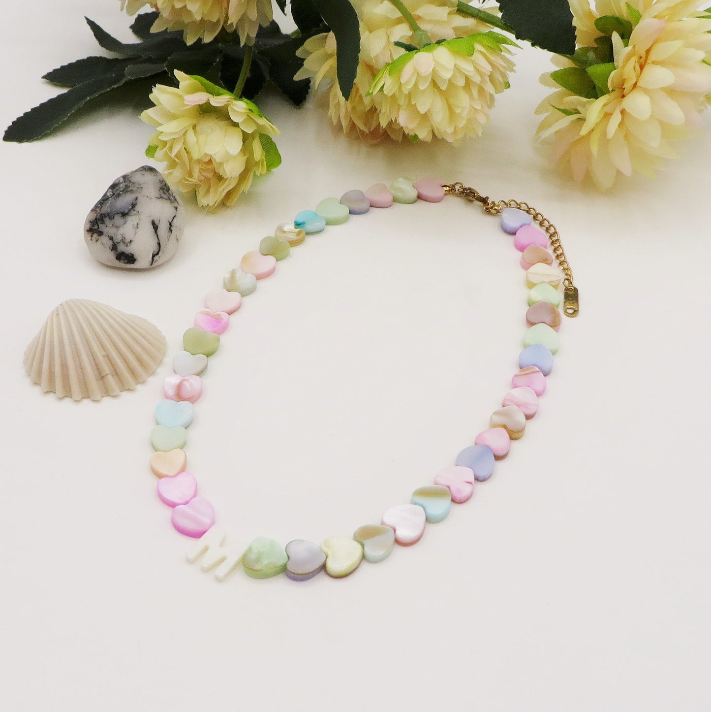 PAROS RAINBOW ~ Collana con cuoricini in madreperla + iniziale
