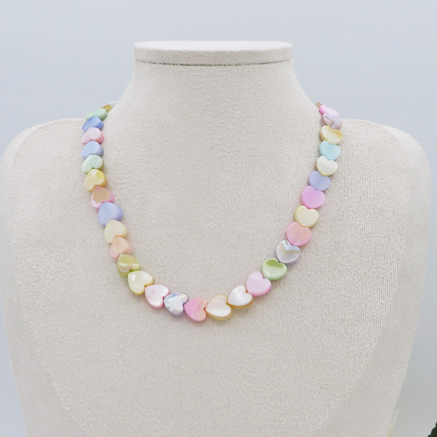 PAROS RAINBOW ~ Collana con cuoricini in madreperla + iniziale