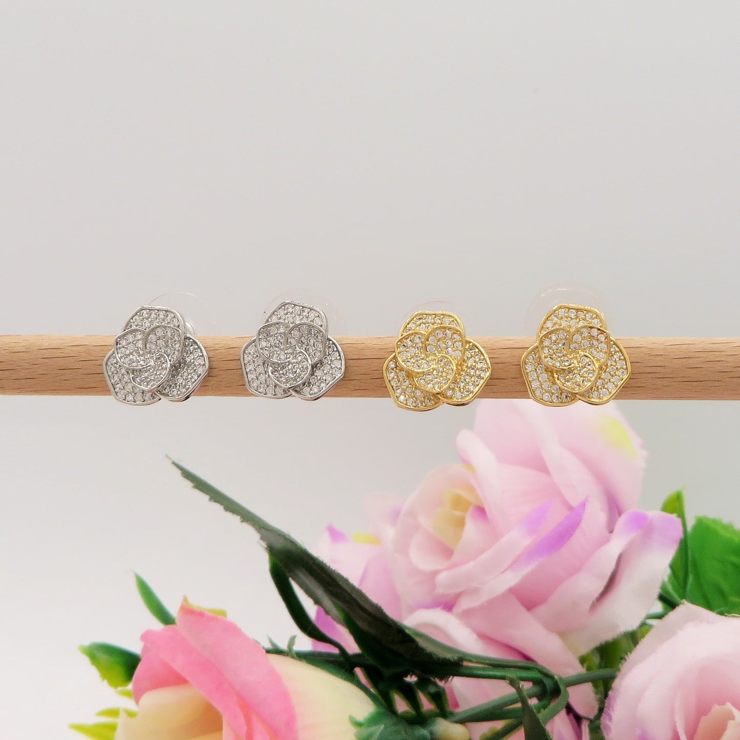 CAMELIA STUDS ~ orecchini lobo con fiore zirconato in cubic zirconia