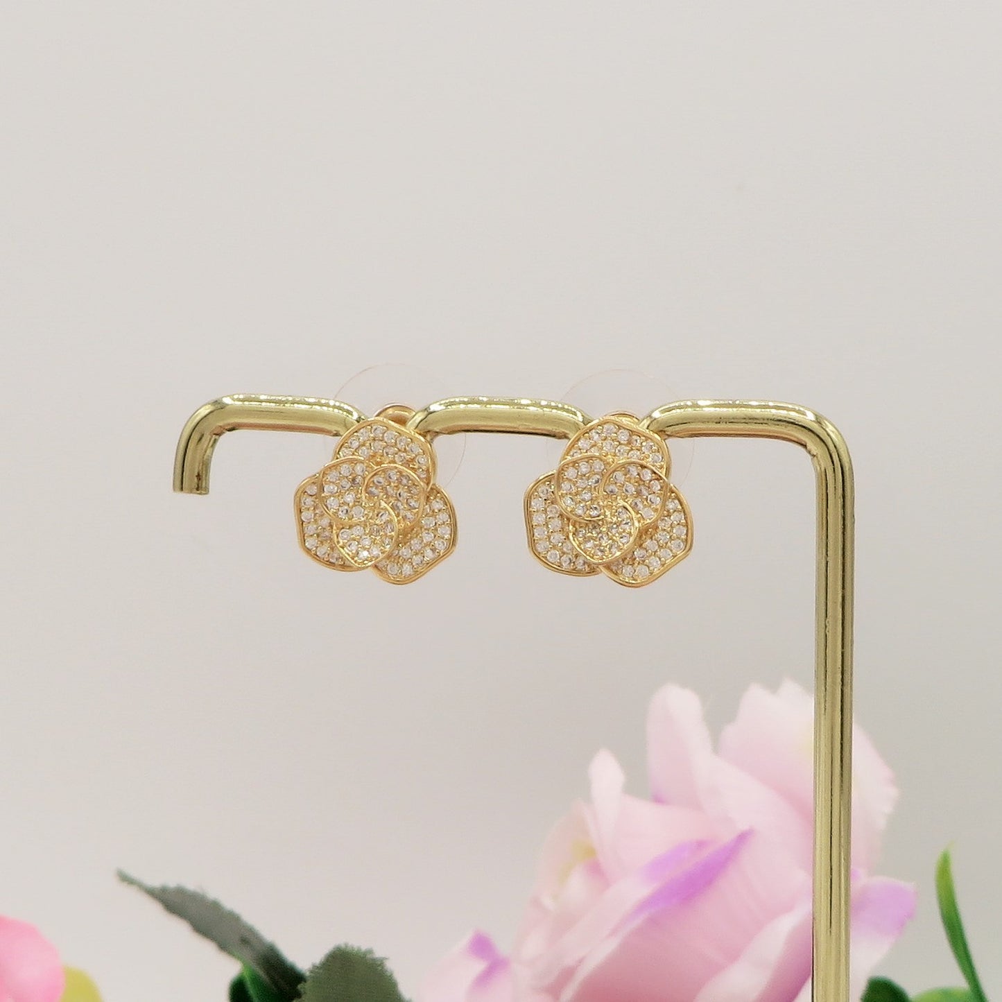CAMELIA STUDS ~ orecchini lobo con fiore zirconato in cubic zirconia