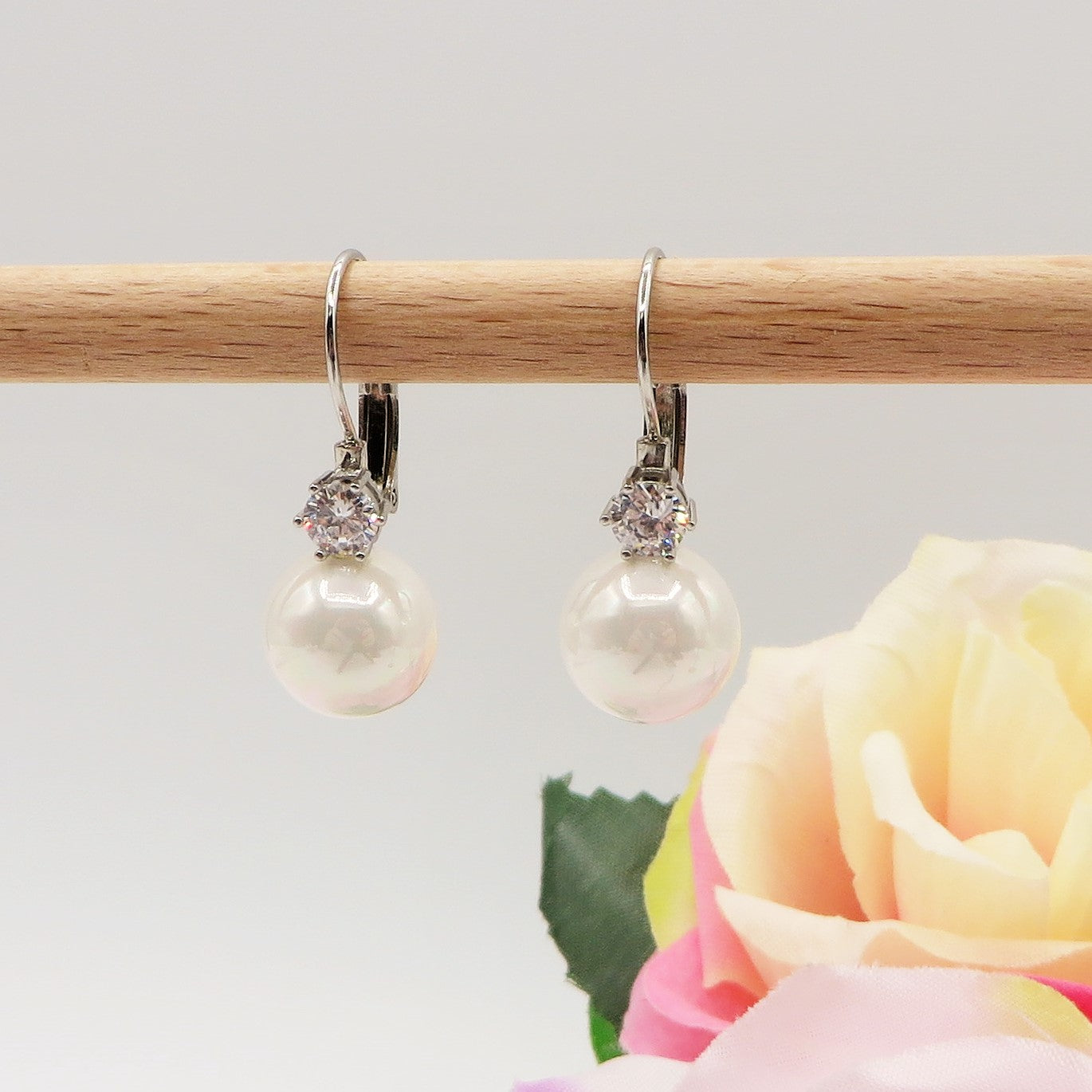 PEARLS monachella ~ Orecchini a monachella con perla e punto luce in Cubic Zirconia