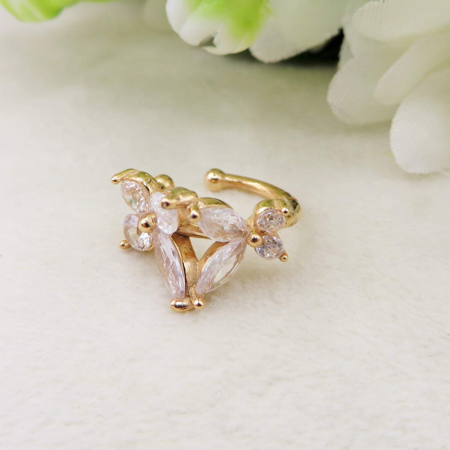 AMARYLLIS PEARLS EARCUFF ~ ACCIAIO Inossidabile orecchino Senza buco con fiori, perle e cubic zirconia