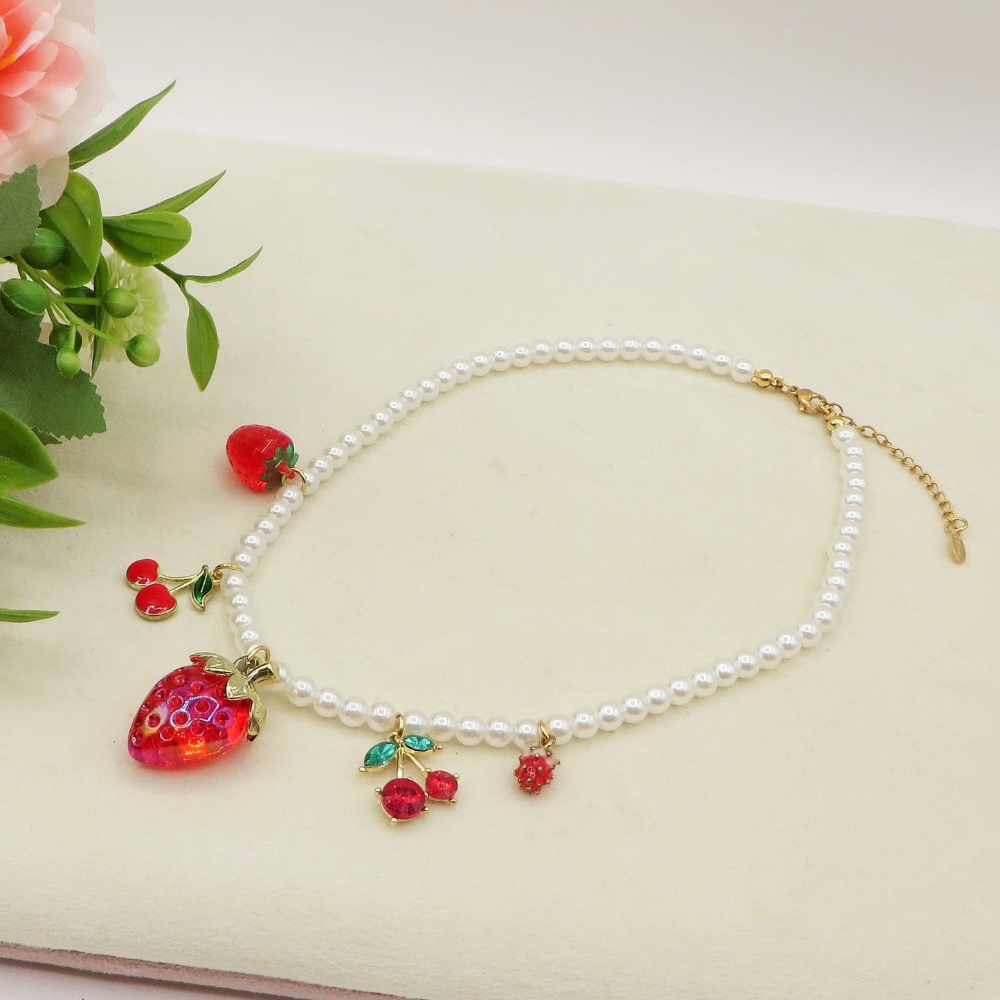 CRYSTAL FRUIT SALAD - Collana perle e charms fragola - cuore - ciliegie - mix zirconati