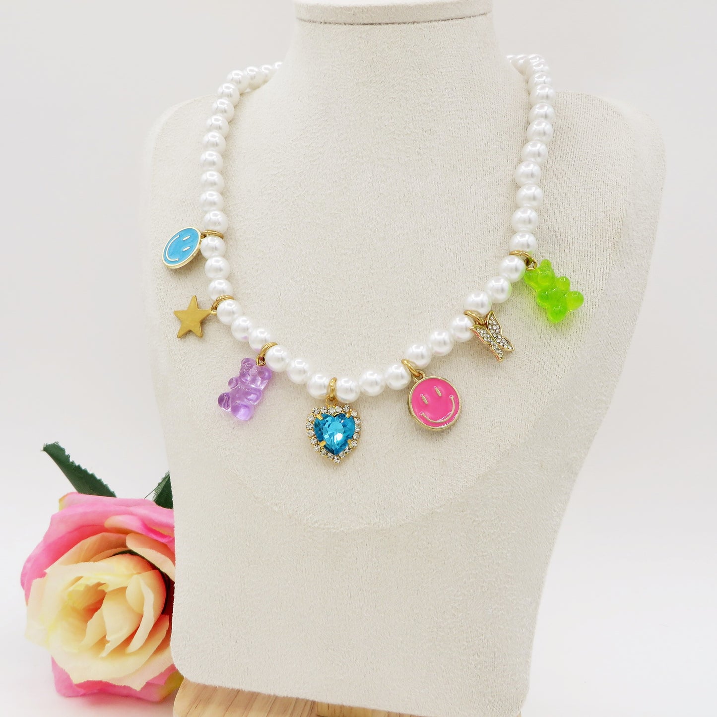 FANTASY - Base Gold - Collana perle e charms rainbow