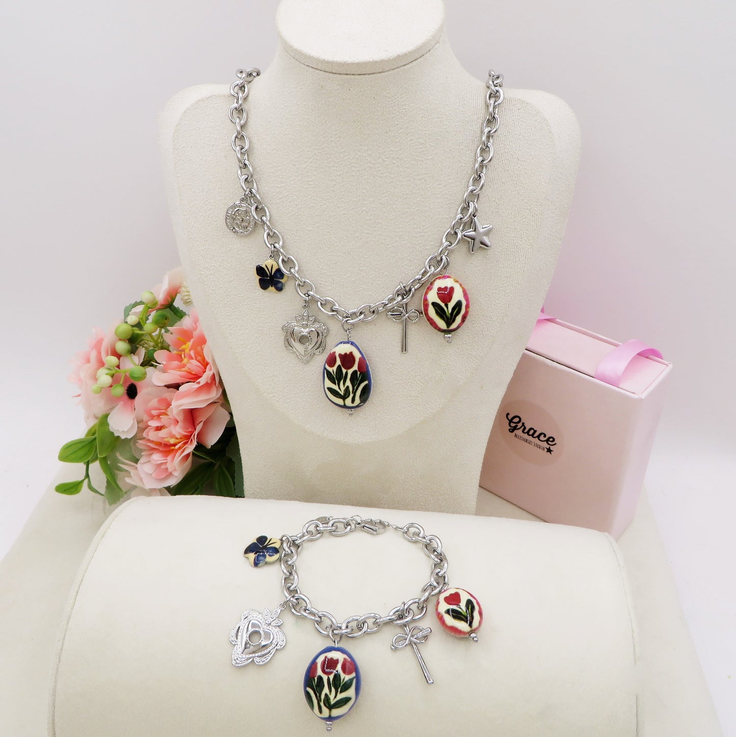 CAROL Collana con charms fiori vintage, farfalle e cuori - ACCIAIO INOSSIDABILE