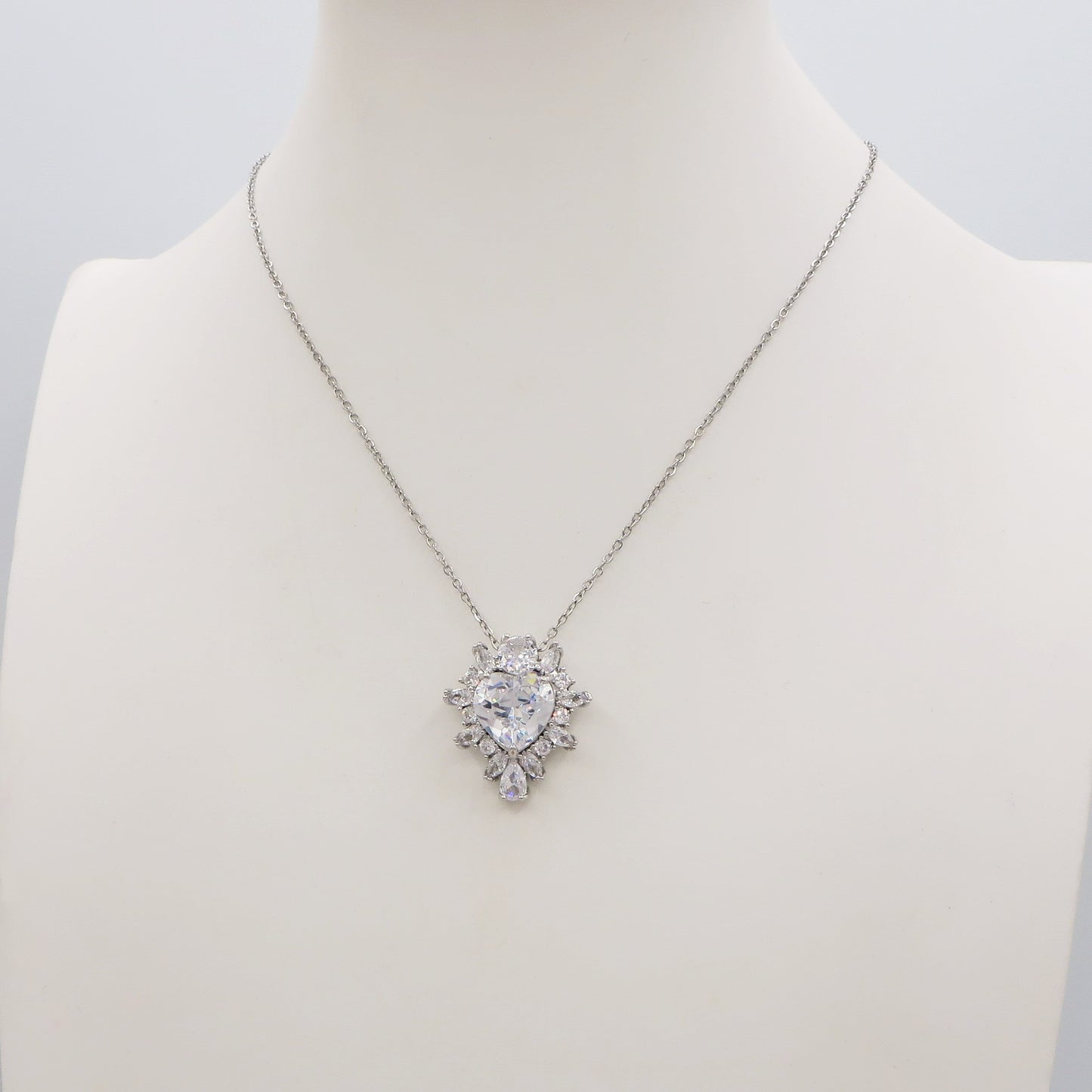 CHRISTY Cuore Sacro ~ ACCIAIO INOSSIDABILE - Collana con maxi pendente cuore sacro in cubic zirconia