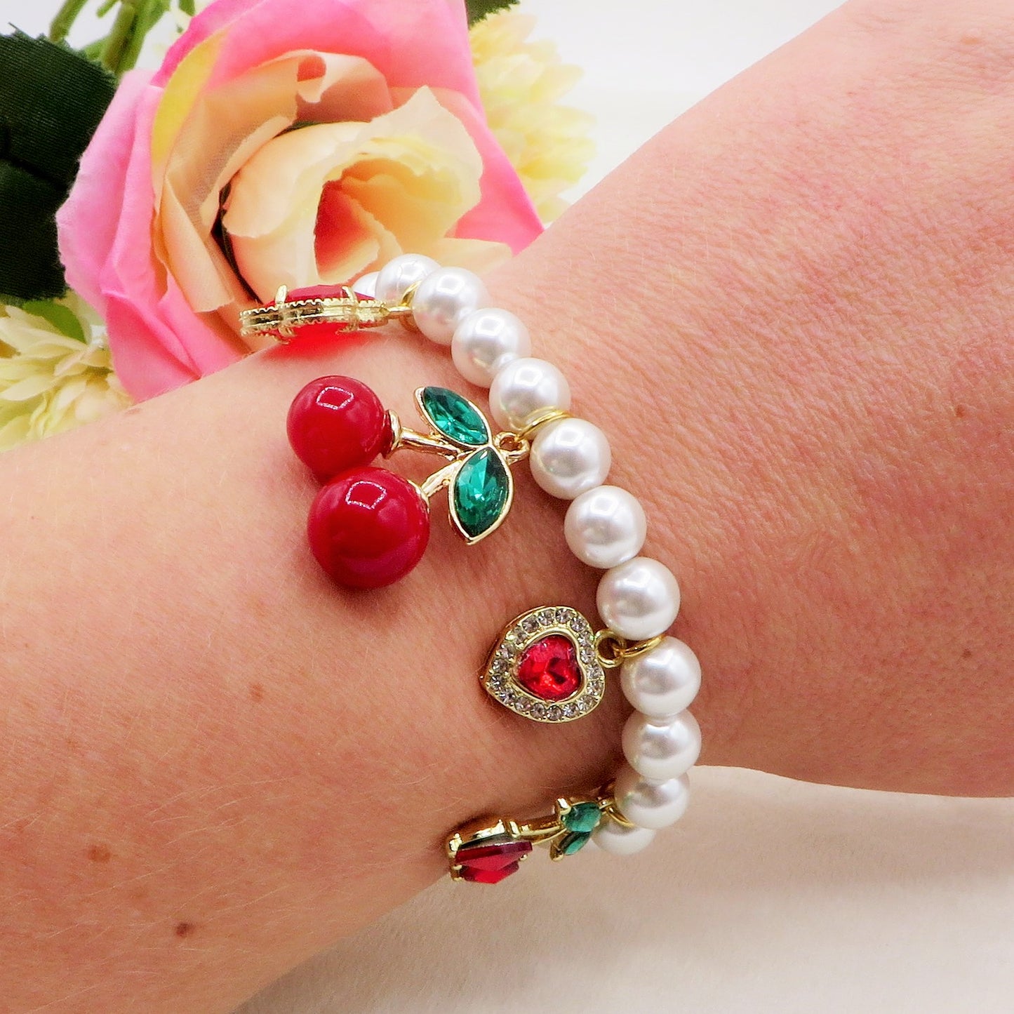 CHERRIES SHINE - ACCIAIO inossidabile - Bracciale perle e charms ciliegie - cuore - mix zirconati