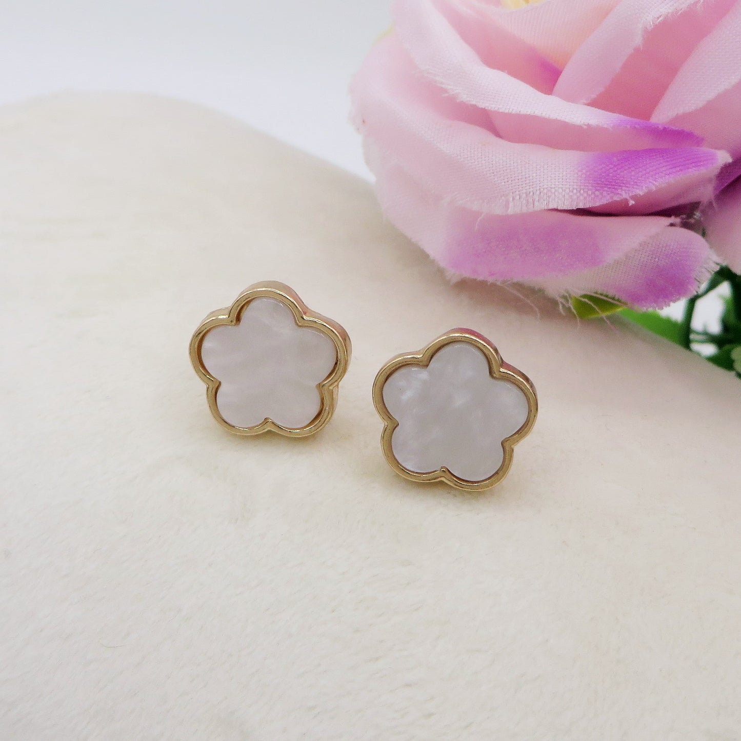 LILY studs ~ Paio orecchini lobo in ACCIAIO INOSSIDABILE con fiore in madreperla