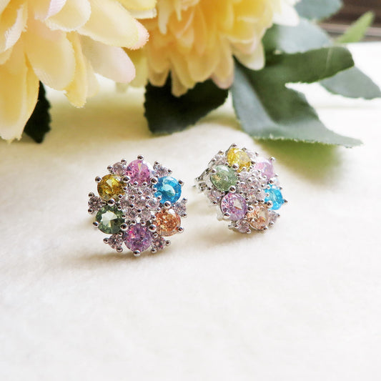 MILLIE ~ Orecchini a bottone con cubic zirconia a forma di flower