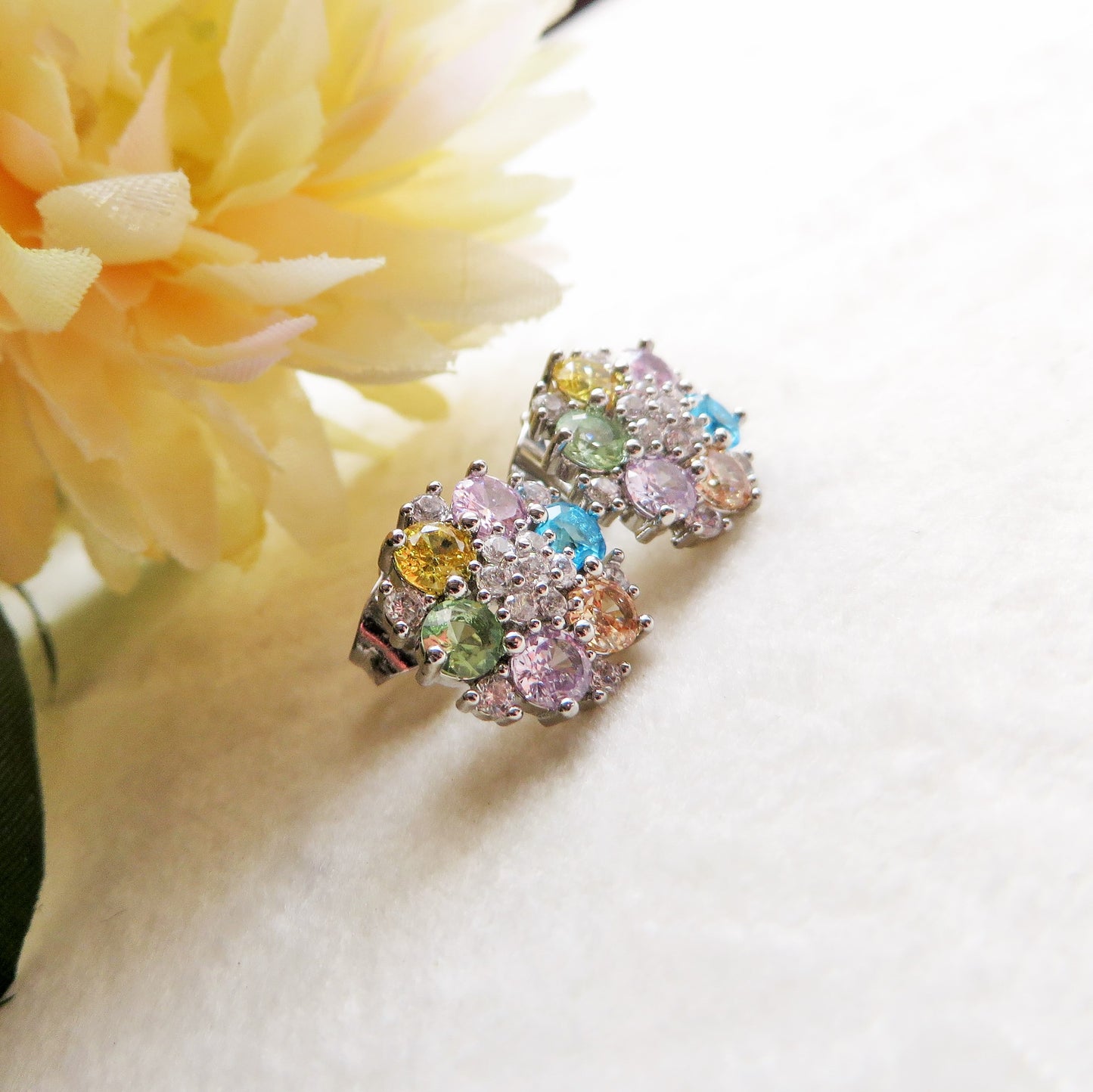 MILLIE ~ Orecchini a bottone con cubic zirconia a forma di flower