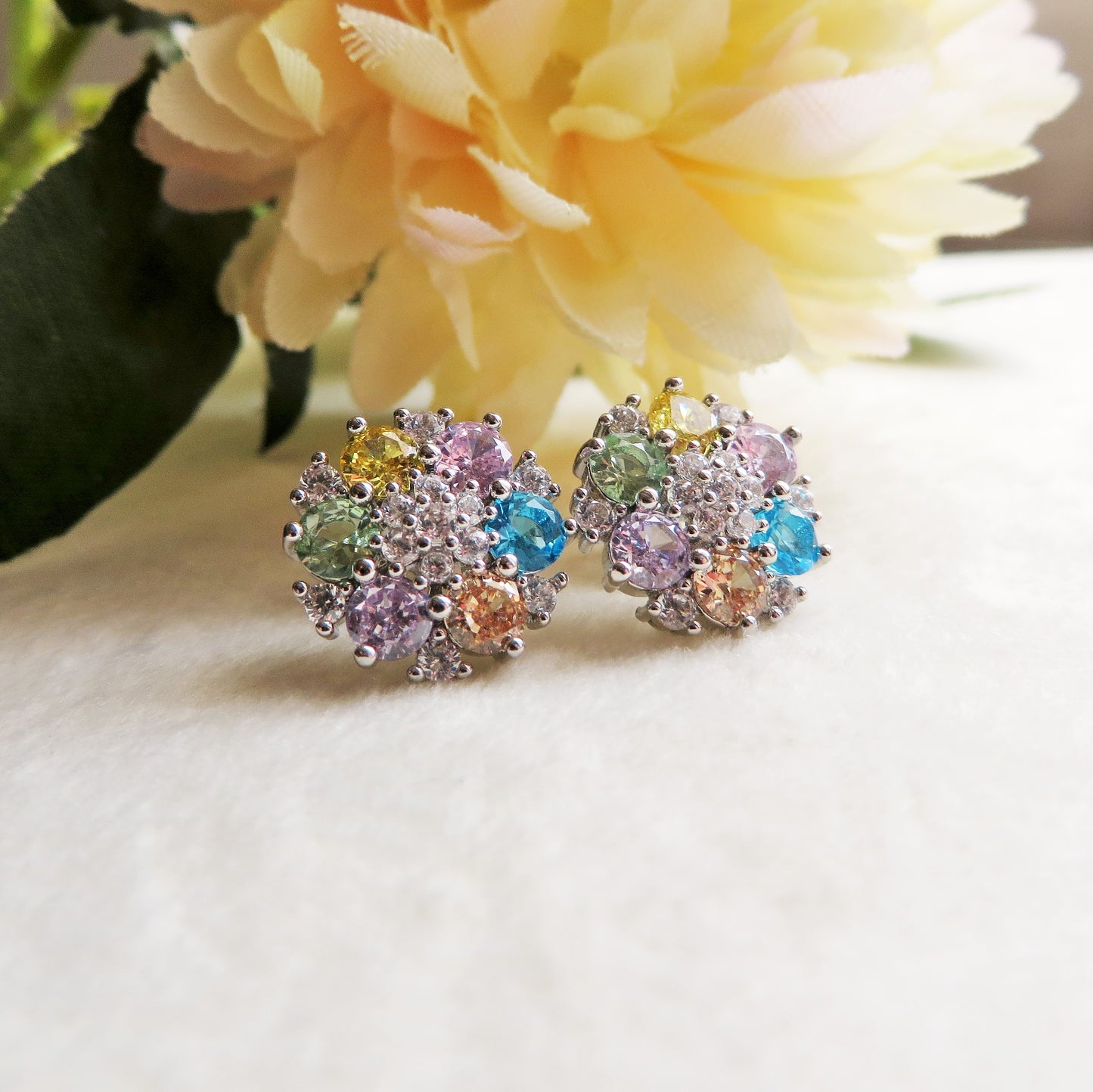 MILLIE ~ Orecchini a bottone con cubic zirconia a forma di flower
