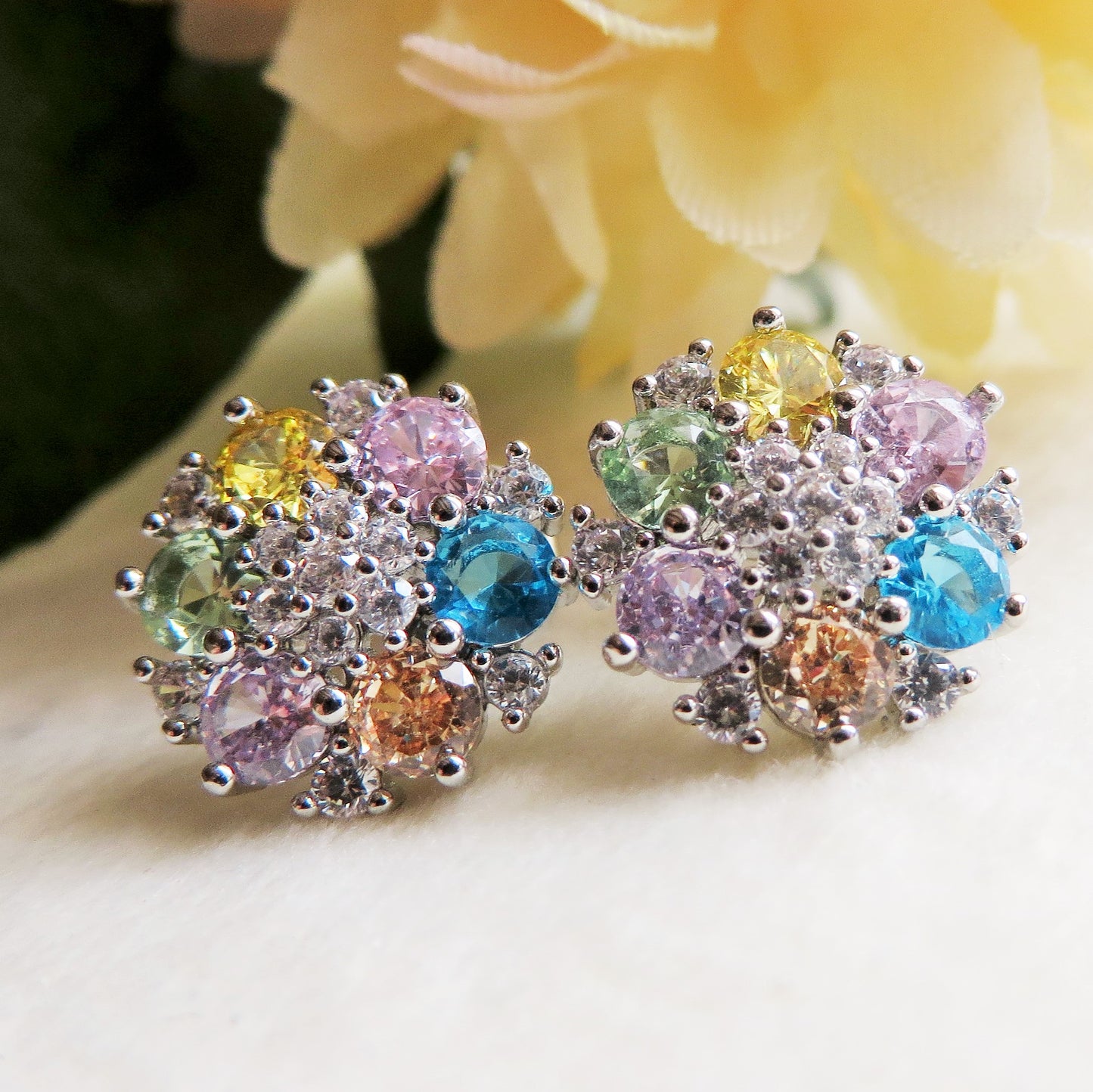 MILLIE ~ Orecchini a bottone con cubic zirconia a forma di flower
