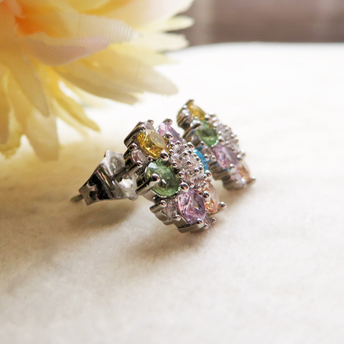 MILLIE ~ Orecchini a bottone con cubic zirconia a forma di flower