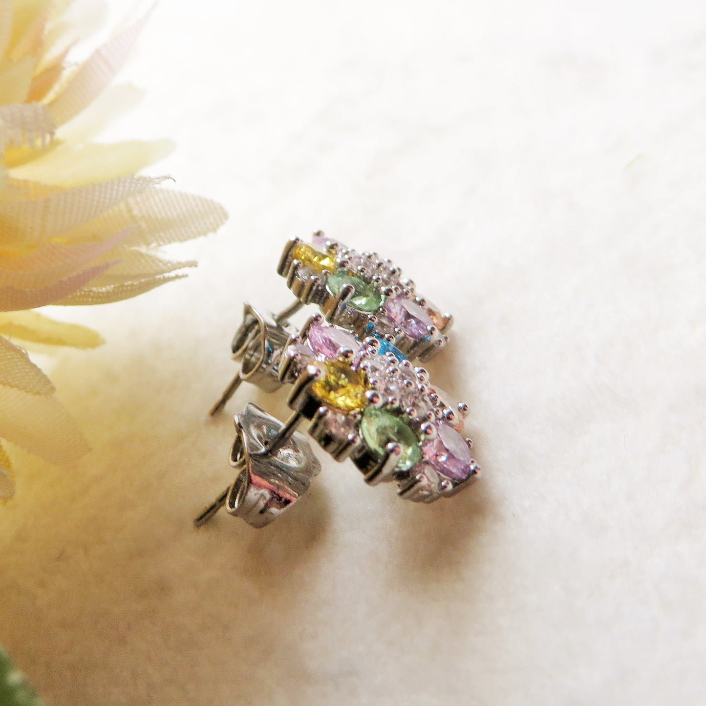 MILLIE ~ Orecchini a bottone con cubic zirconia a forma di flower