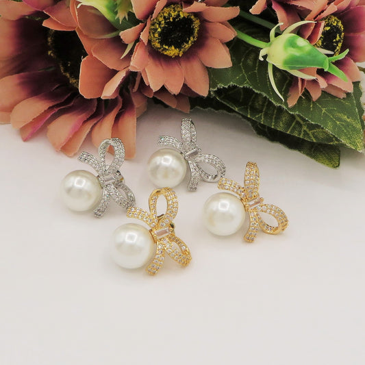 CALLA large ~ orecchini bottone con fiocco zirconato e perla