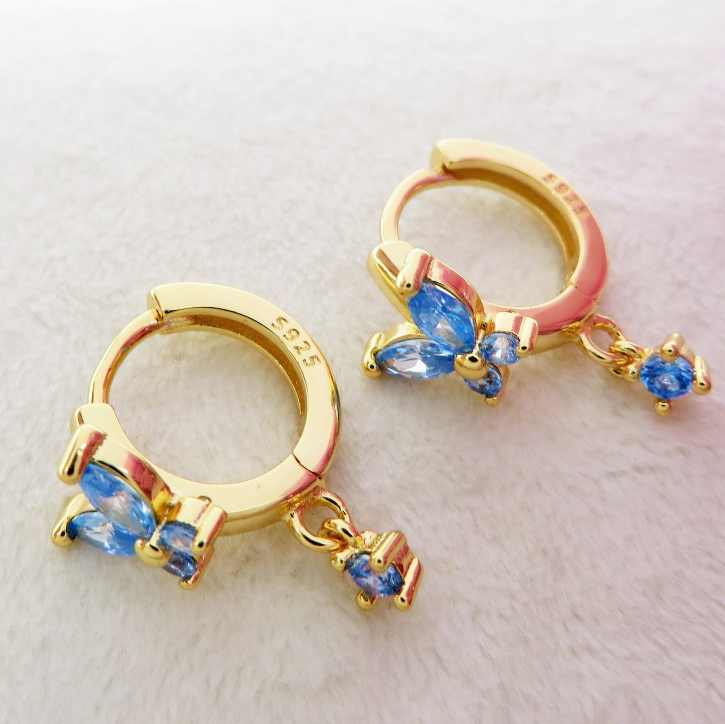 BUTTERFLY HOOP ~ Orecchino ARGENTO 925 cerchietto con farfalla in cubic zirconia ~ Mono orecchino