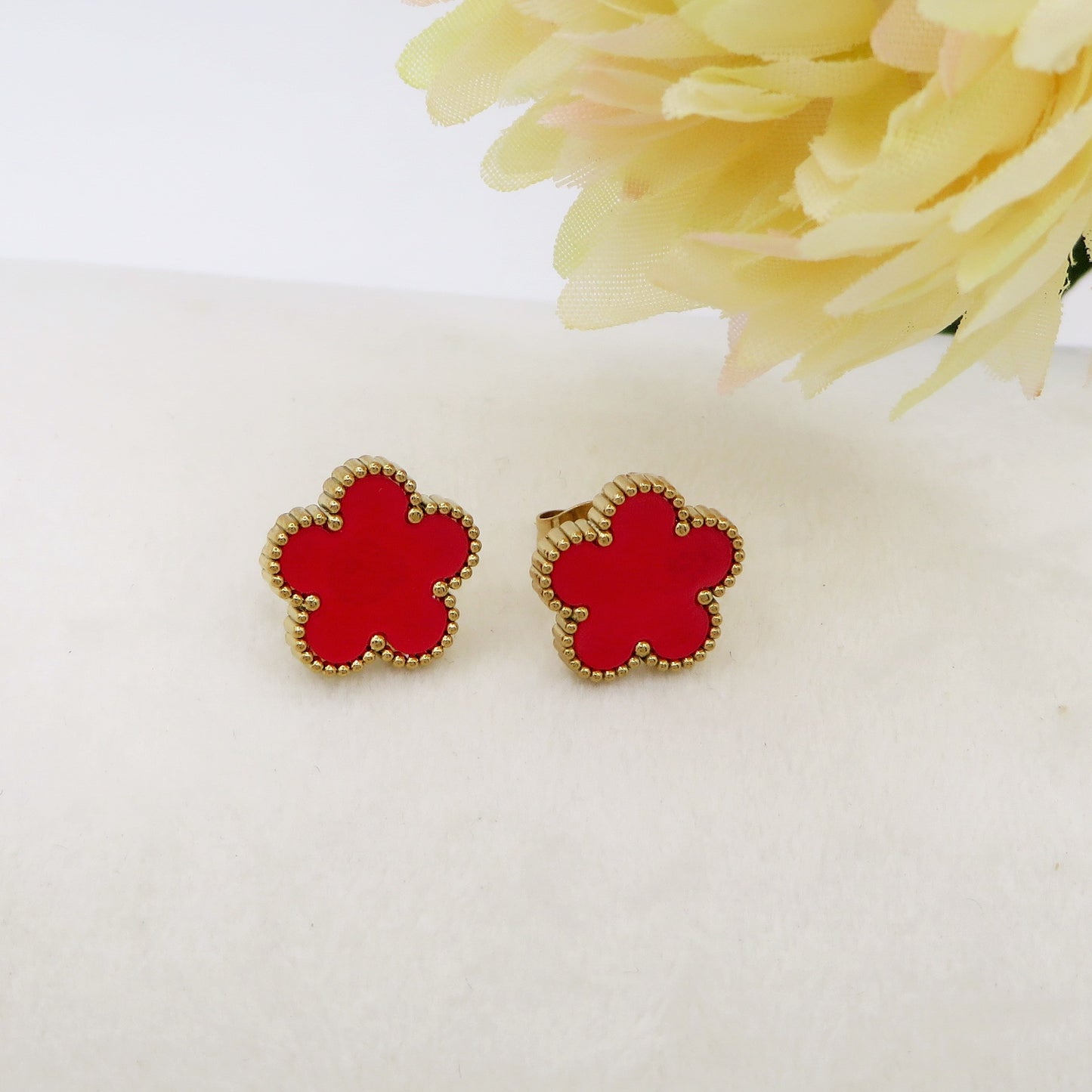 LILY studs ~ Paio orecchini lobo in ACCIAIO INOSSIDABILE con fiore in madreperla