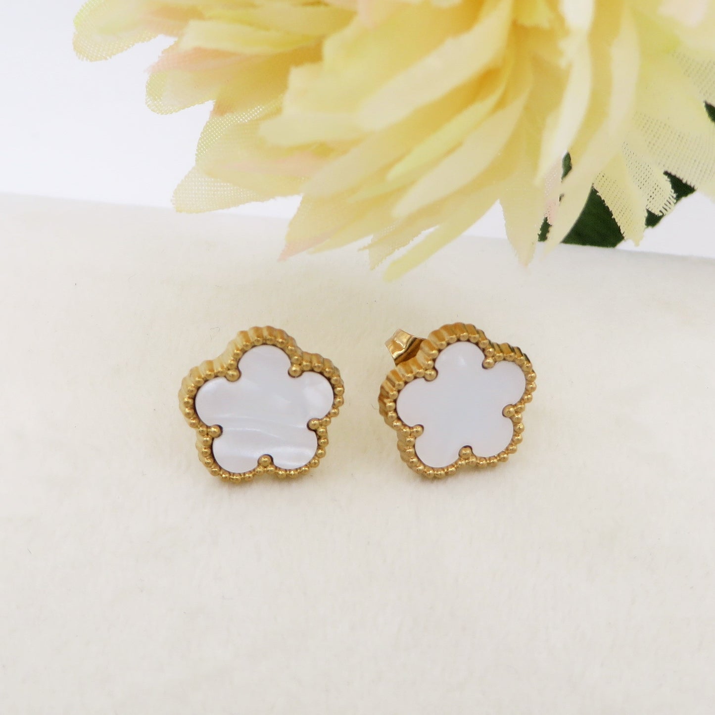 LILY studs ~ Paio orecchini lobo in ACCIAIO INOSSIDABILE con fiore in madreperla