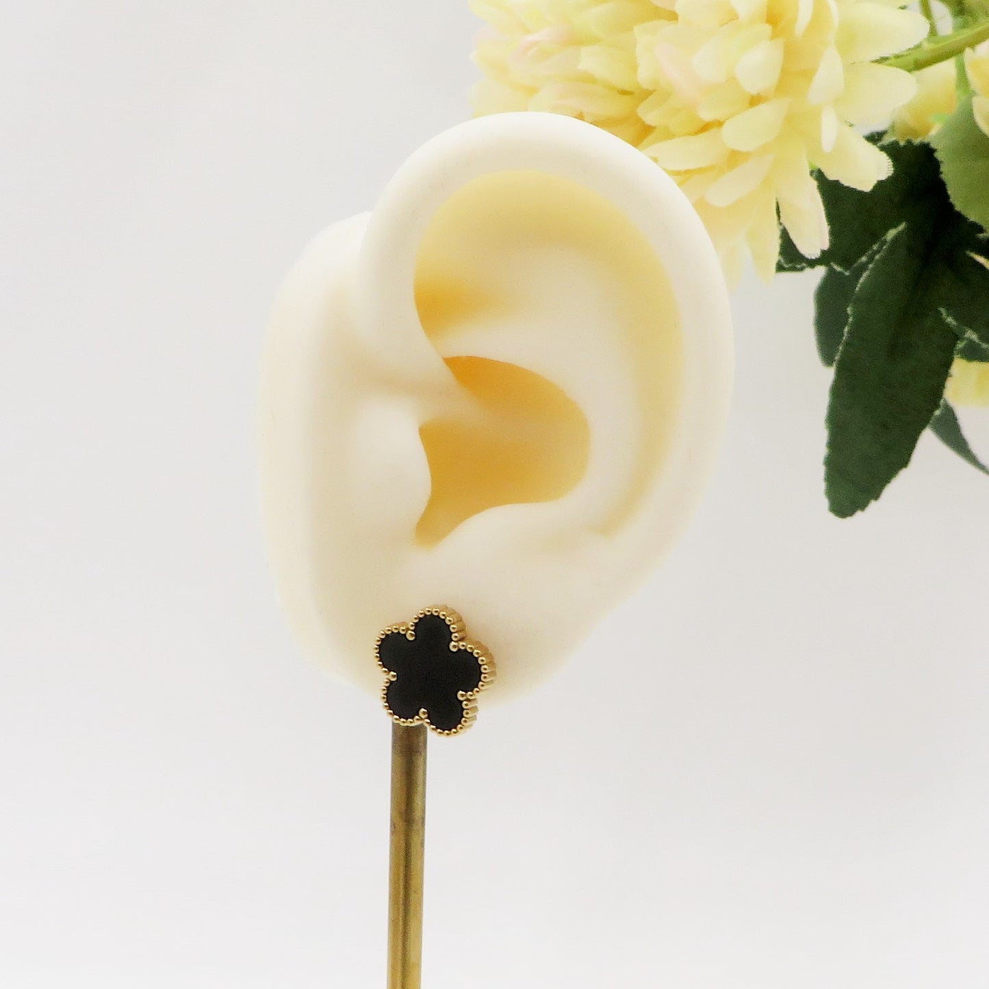 LILY studs ~ Paio orecchini lobo in ACCIAIO INOSSIDABILE con fiore in madreperla