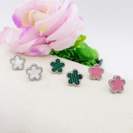 LILY studs base Argento ~ Paio orecchini lobo in ACCIAIO INOSSIDABILE con fiore in madreperla