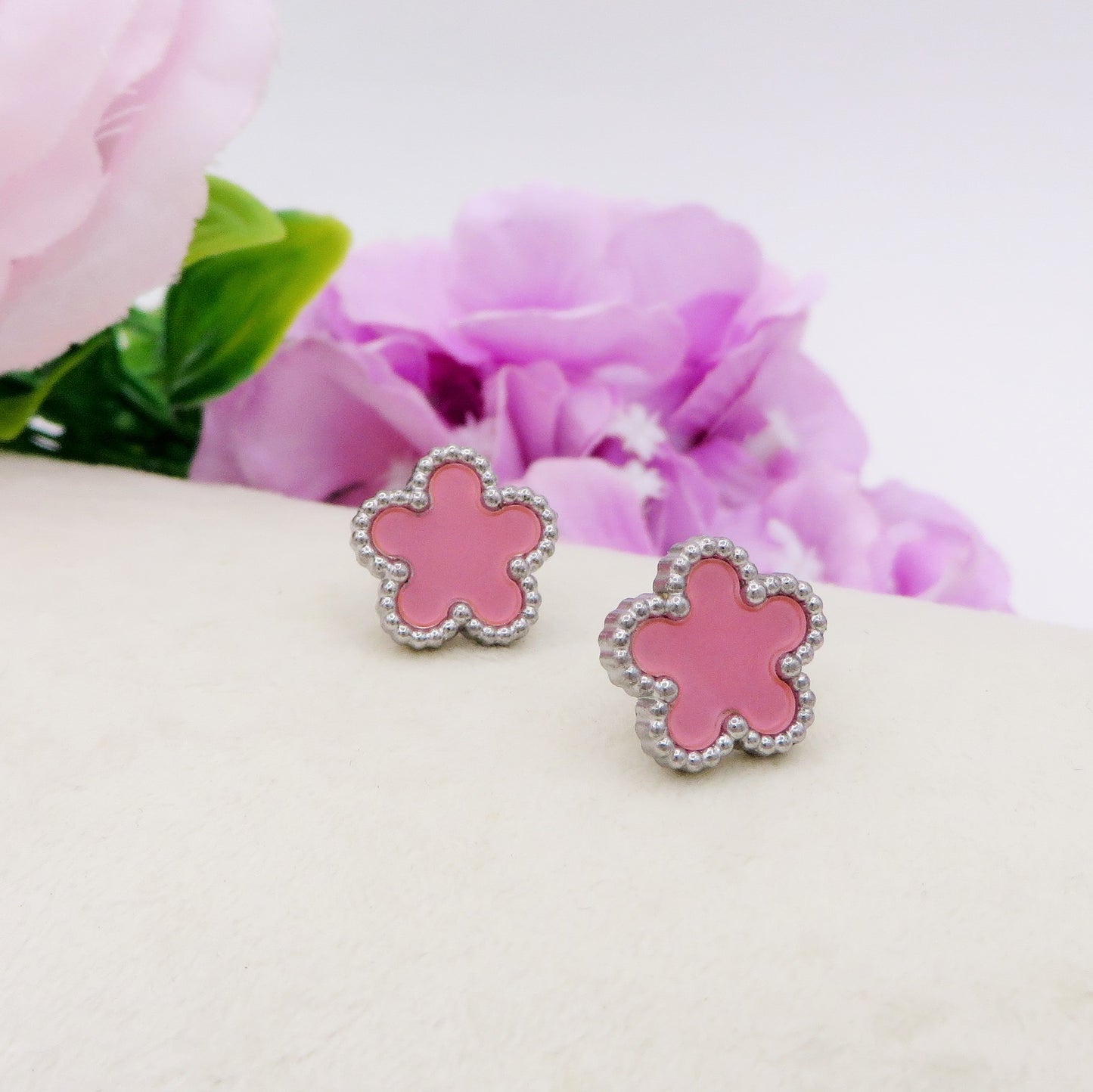 LILY studs base Argento ~ Paio orecchini lobo in ACCIAIO INOSSIDABILE con fiore in madreperla