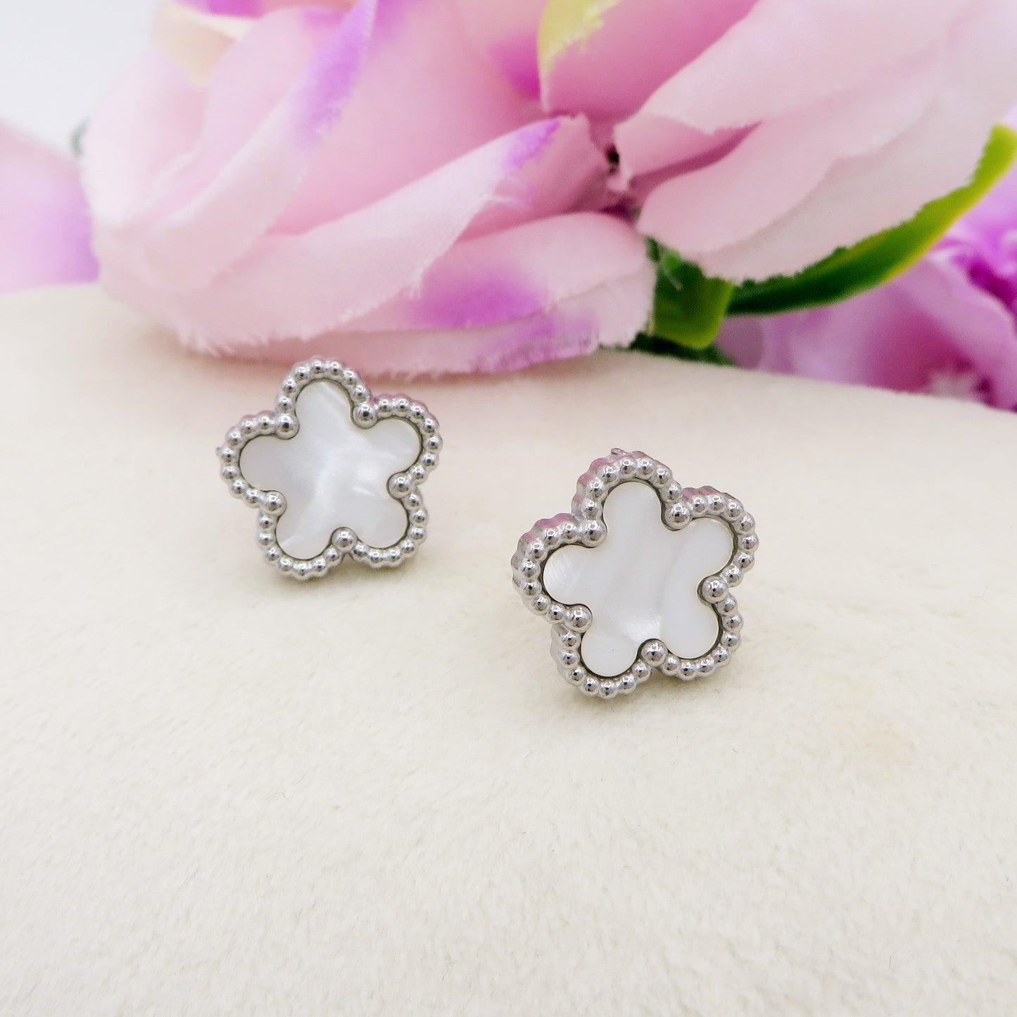 LILY studs base Argento ~ Paio orecchini lobo in ACCIAIO INOSSIDABILE con fiore in madreperla