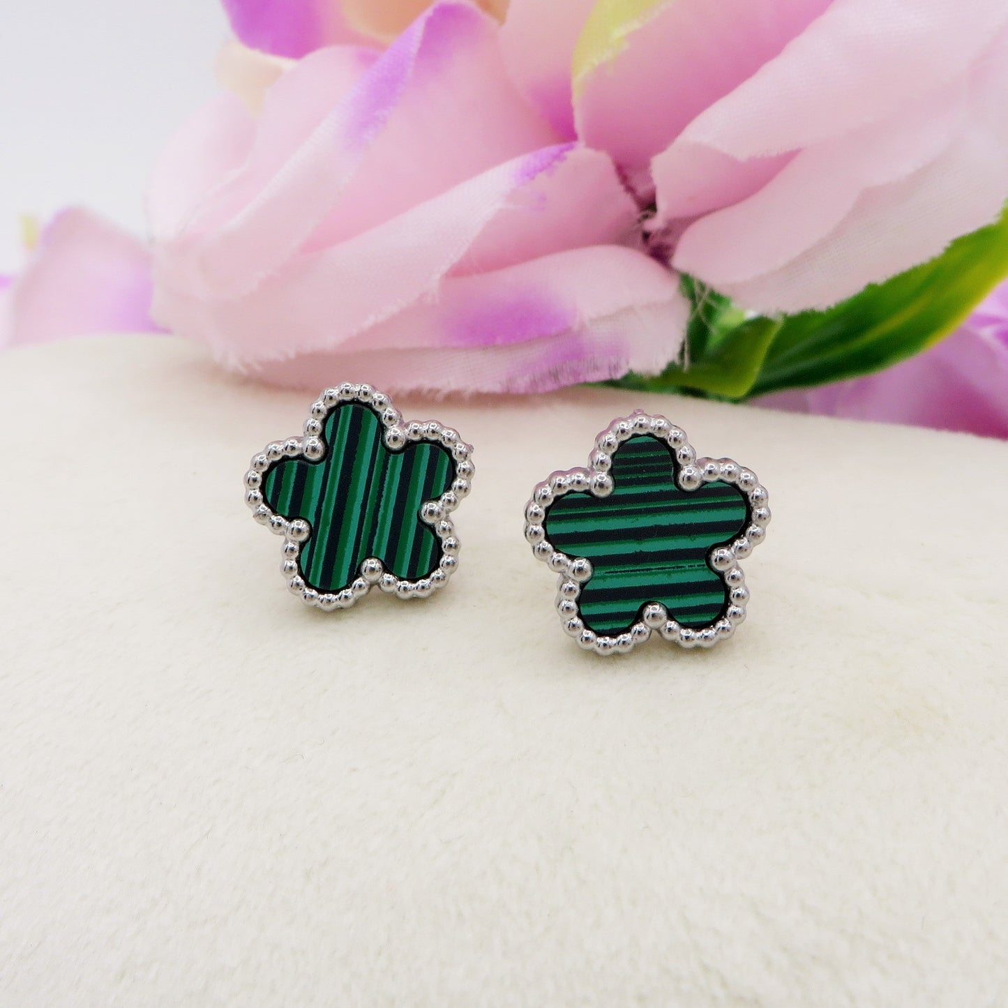LILY studs base Argento ~ Paio orecchini lobo in ACCIAIO INOSSIDABILE con fiore in madreperla