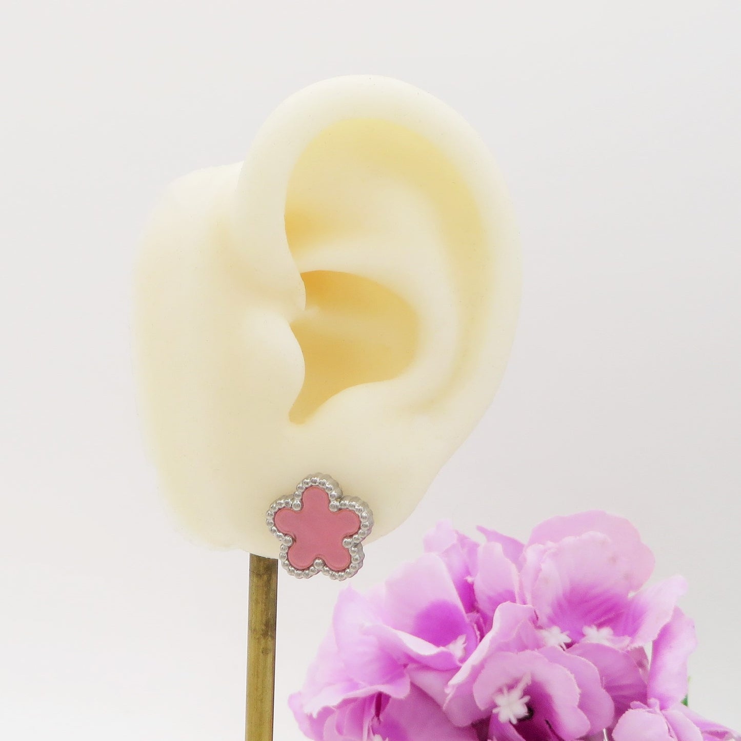 LILY studs base Argento ~ Paio orecchini lobo in ACCIAIO INOSSIDABILE con fiore in madreperla