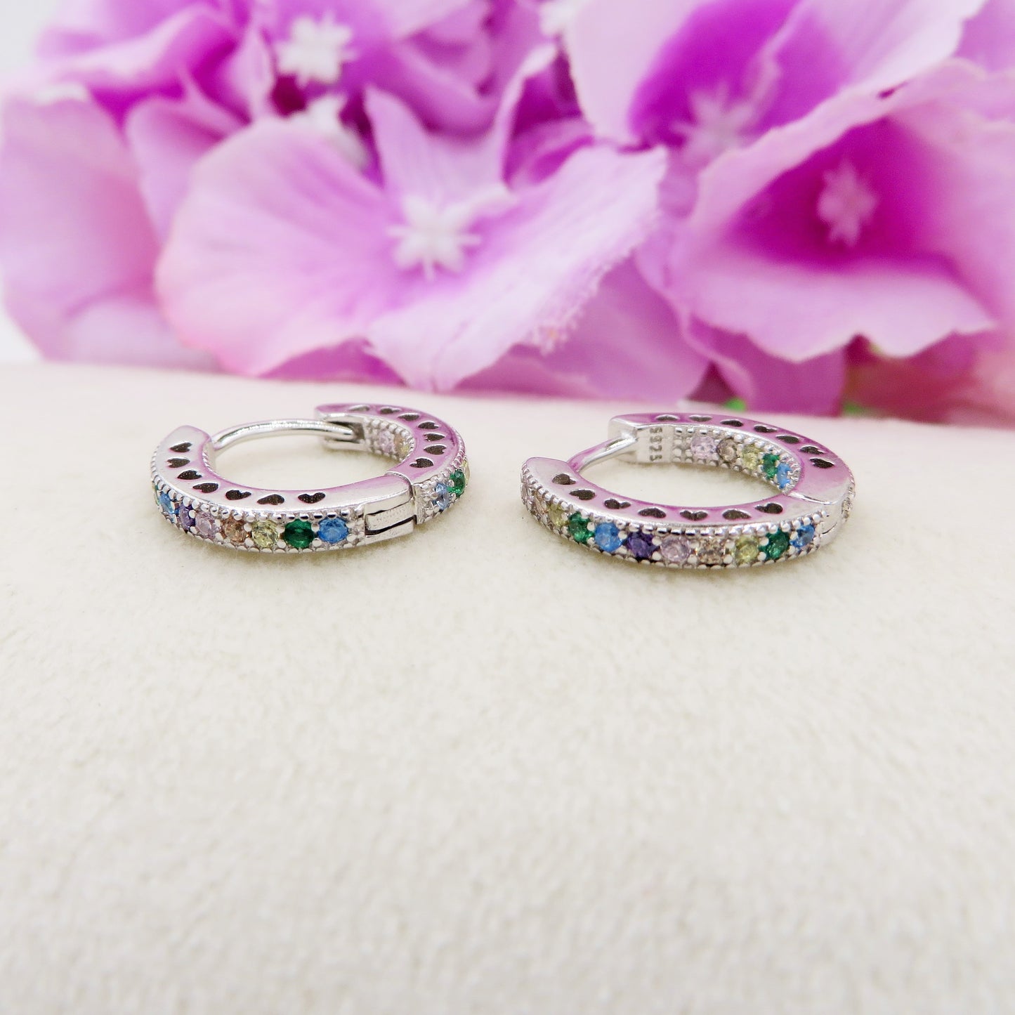 KEIRA ~ Argento 925 Orecchini mini hoops con cuoricini laterali