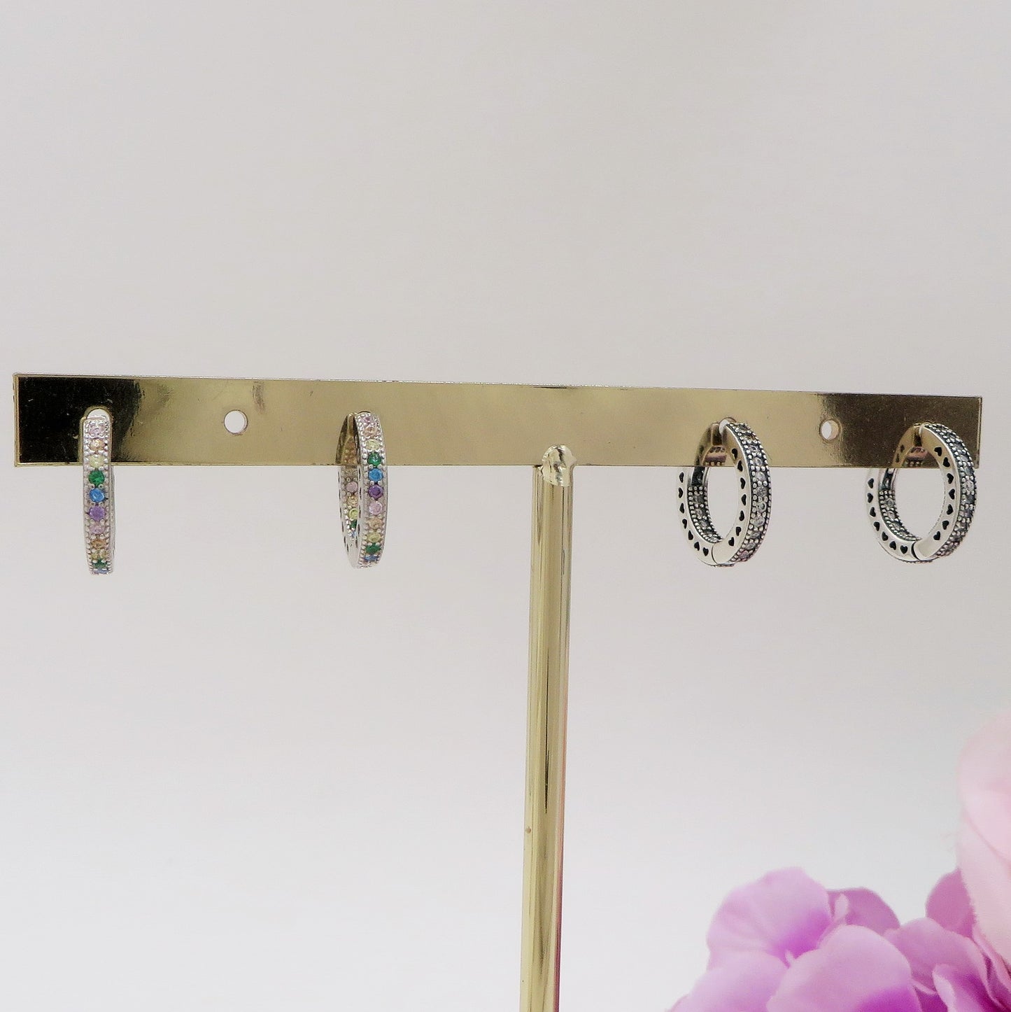 KEIRA ~ Argento 925 Orecchini mini hoops con cuoricini laterali