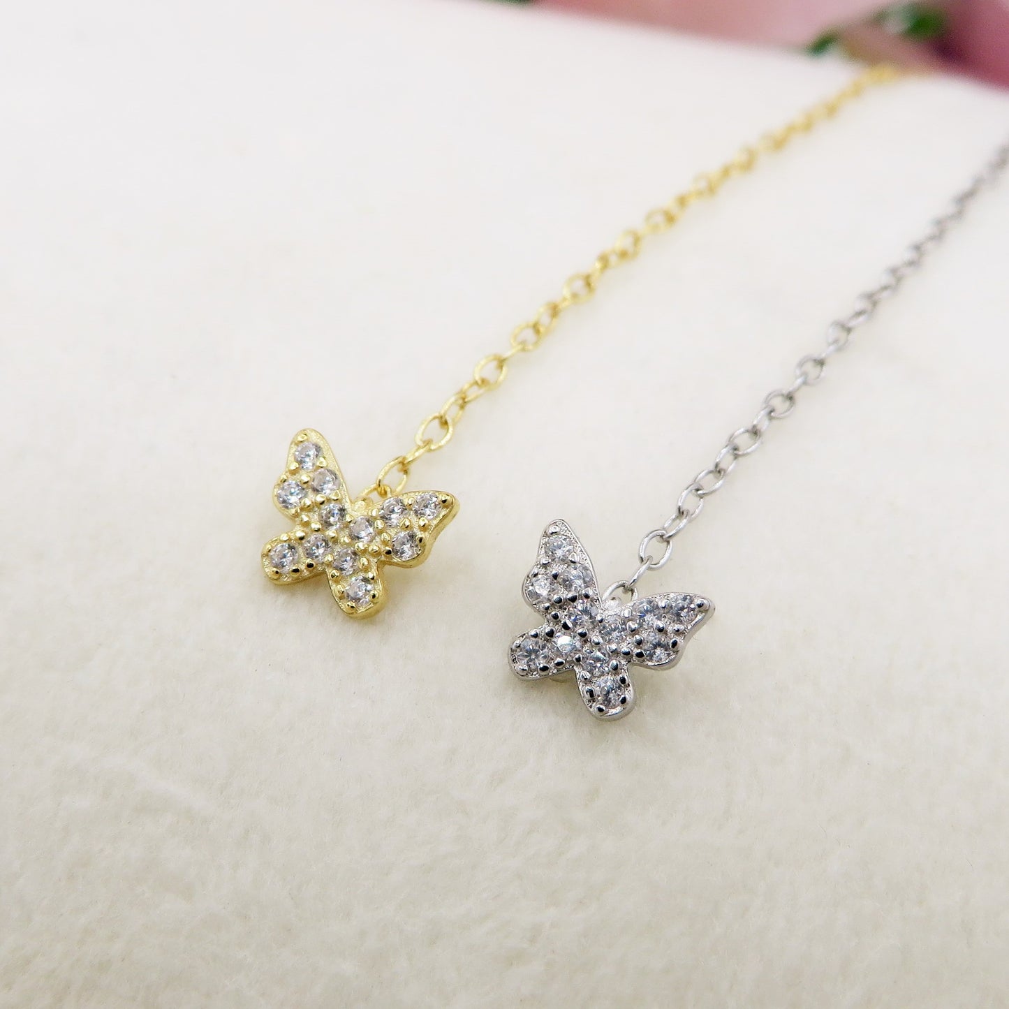 SHINY BUTTERFLY - ARGENTO 925 ~ Orecchino filo pendente con farfalla zirconata - saliscendi