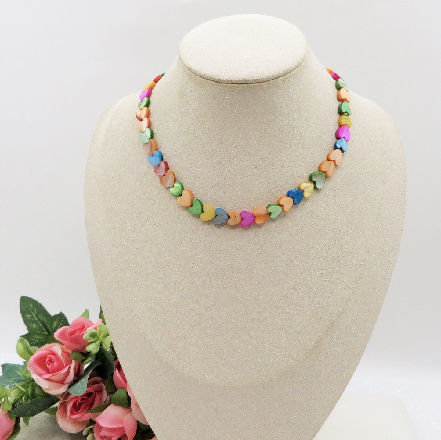 PAROS RAINBOW ~ Collana con cuoricini in madreperla + iniziale