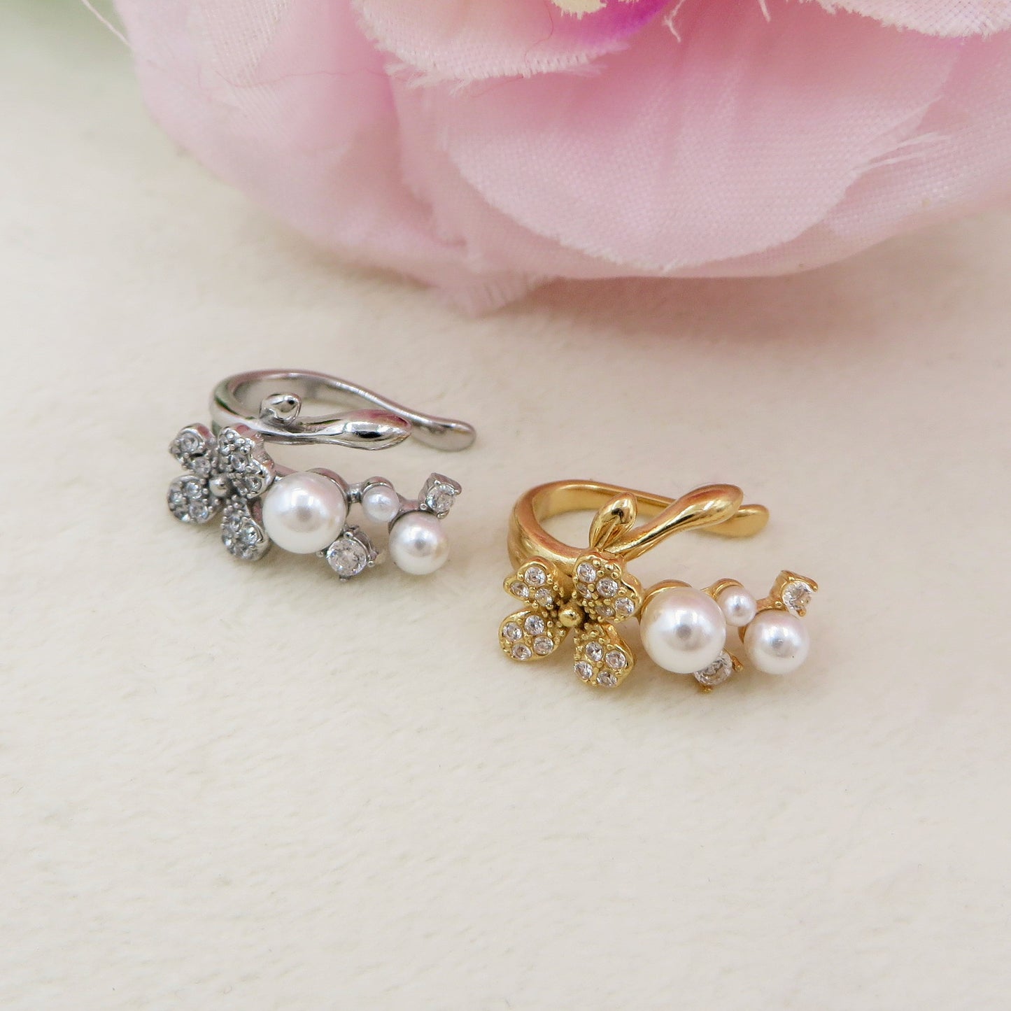 AMARYLLIS PEARLS EARCUFF ~ ACCIAIO Inossidabile orecchino Senza buco con fiori, perle e cubic zirconia