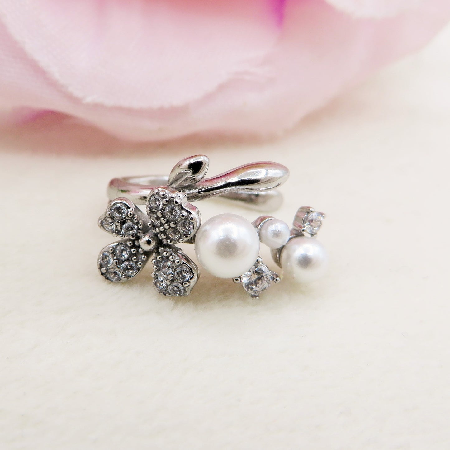 AMARYLLIS PEARLS EARCUFF ~ ACCIAIO Inossidabile orecchino Senza buco con fiori, perle e cubic zirconia
