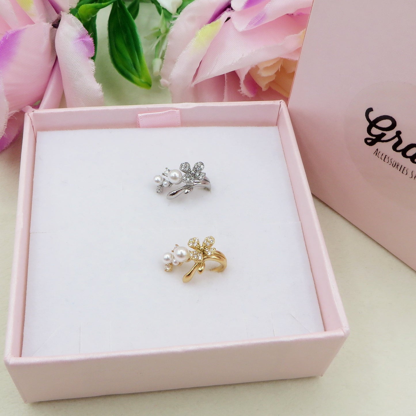 AMARYLLIS PEARLS EARCUFF ~ ACCIAIO Inossidabile orecchino Senza buco con fiori, perle e cubic zirconia