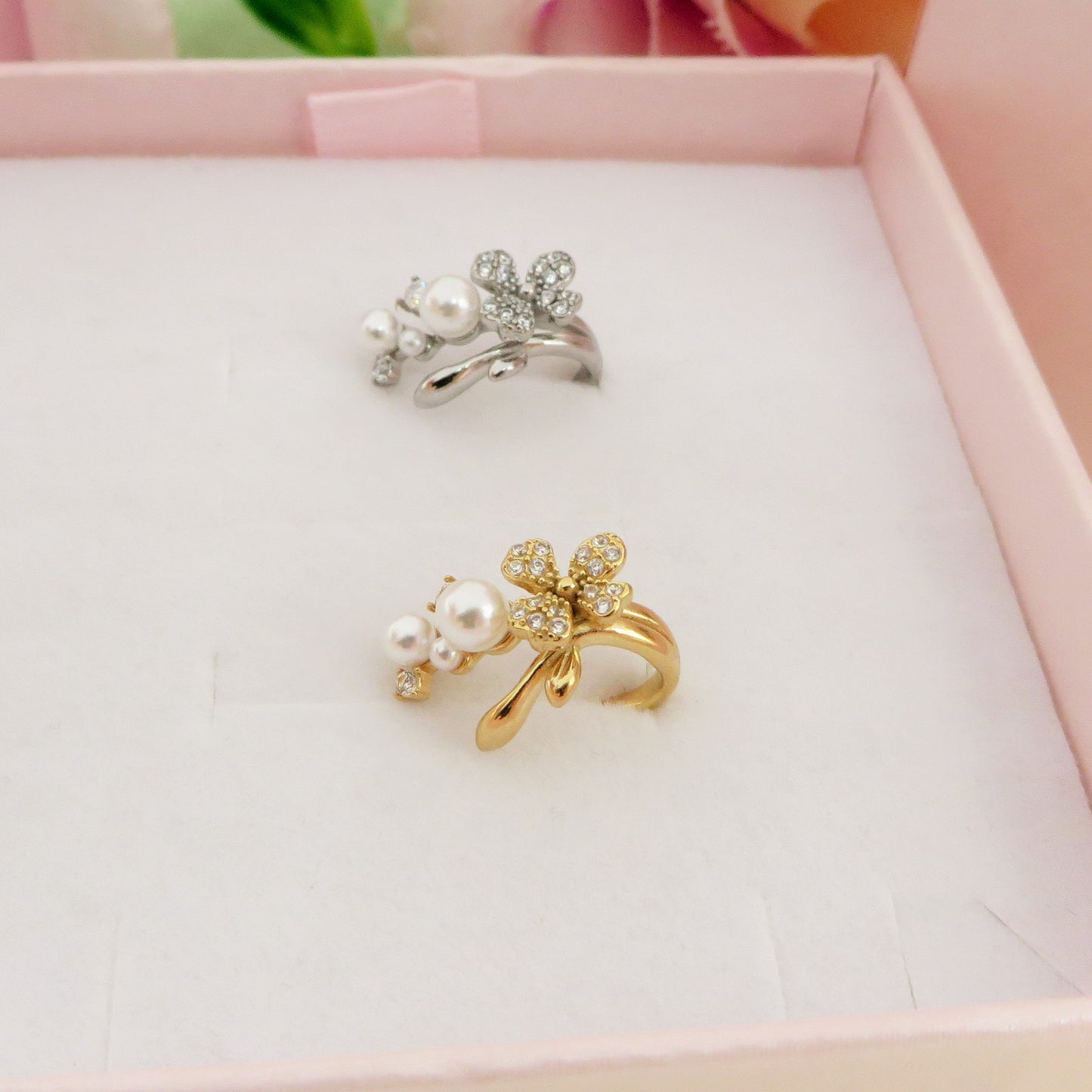AMARYLLIS PEARLS EARCUFF ~ ACCIAIO Inossidabile orecchino Senza buco con fiori, perle e cubic zirconia