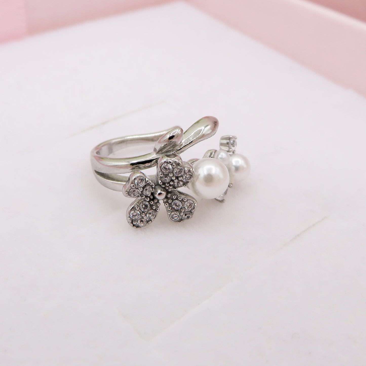 AMARYLLIS PEARLS EARCUFF ~ ACCIAIO Inossidabile orecchino Senza buco con fiori, perle e cubic zirconia