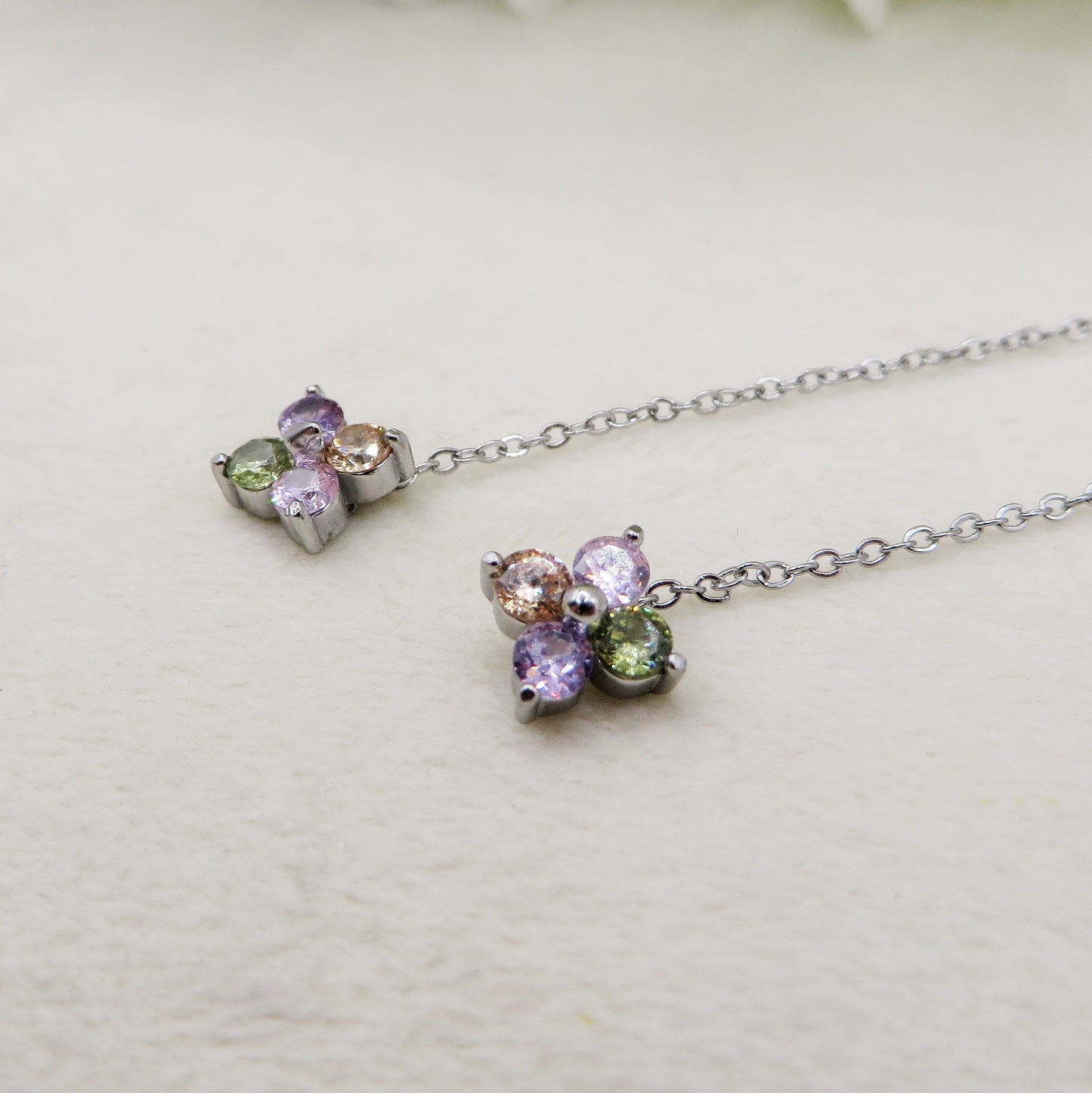SPRING CLOVER quadrifoglio - ACCIAIO inossidabile ~ Paio Orecchini filo pendenti con cubic zirconia - saliscendi