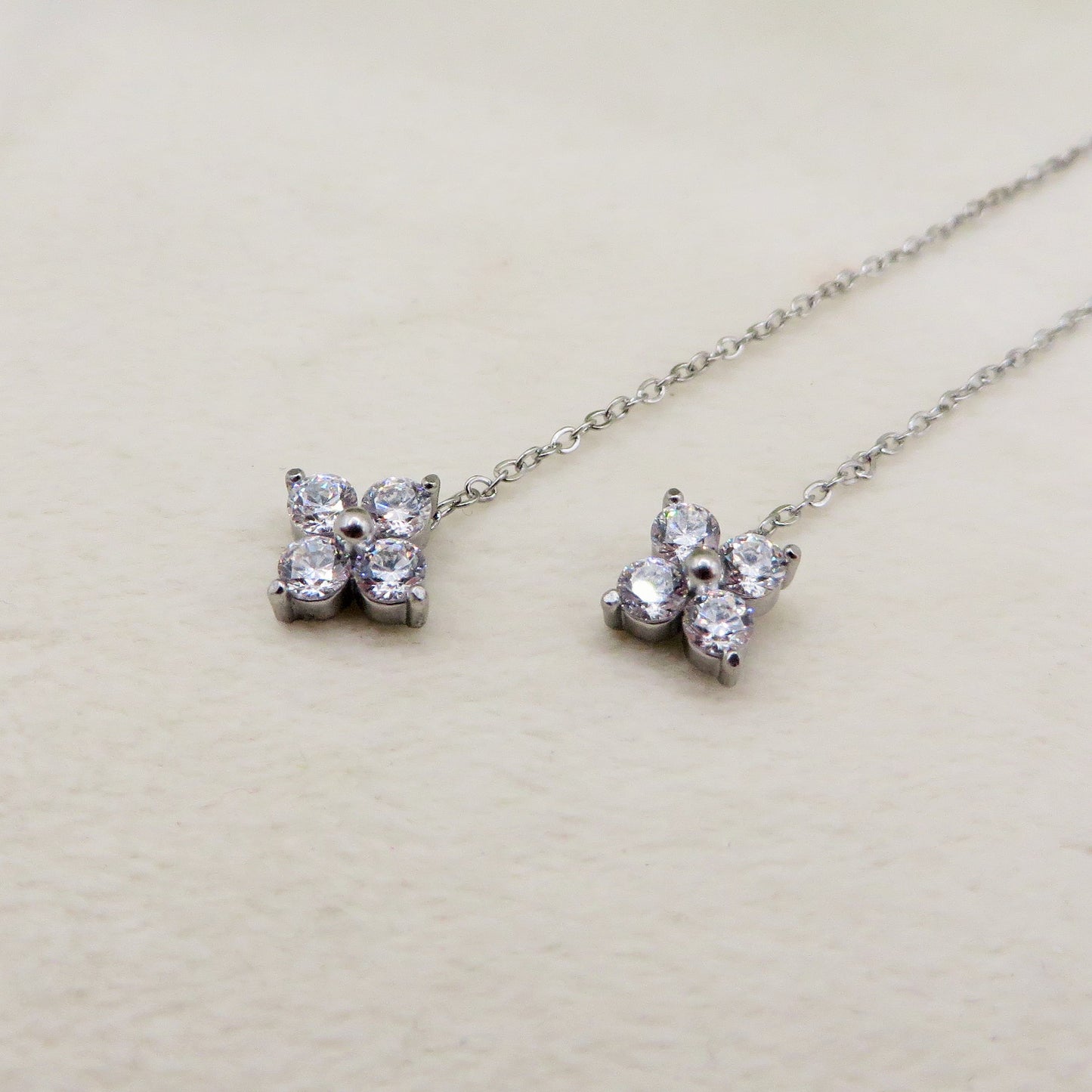 SPRING CLOVER quadrifoglio - ACCIAIO inossidabile ~ Paio Orecchini filo pendenti con cubic zirconia - saliscendi