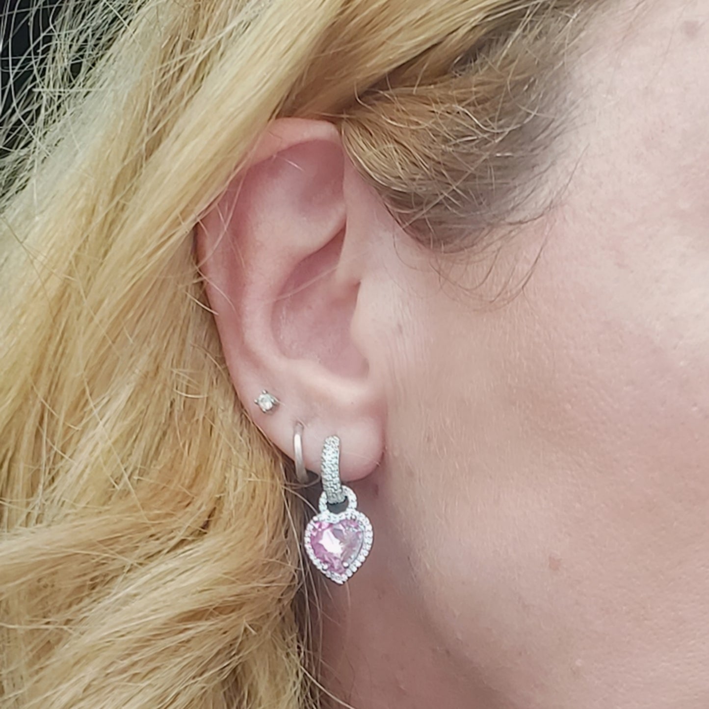 AURORA HOOPS ~ Orecchini mini cerchi zirconati FULL in Cubic Zirconia a forma di cuore