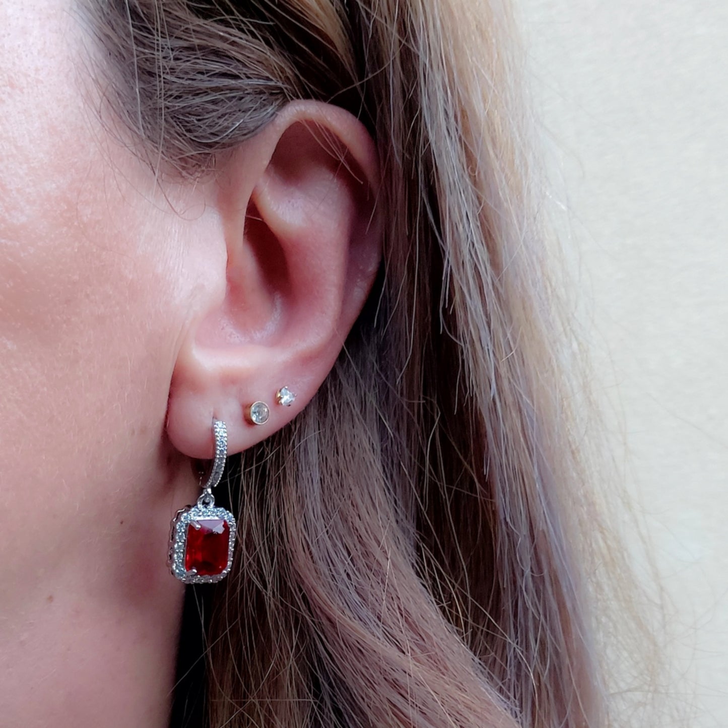 ARIANA HOOPS ~ Orecchini a cerchio con Cubic Zirconia rettangolare