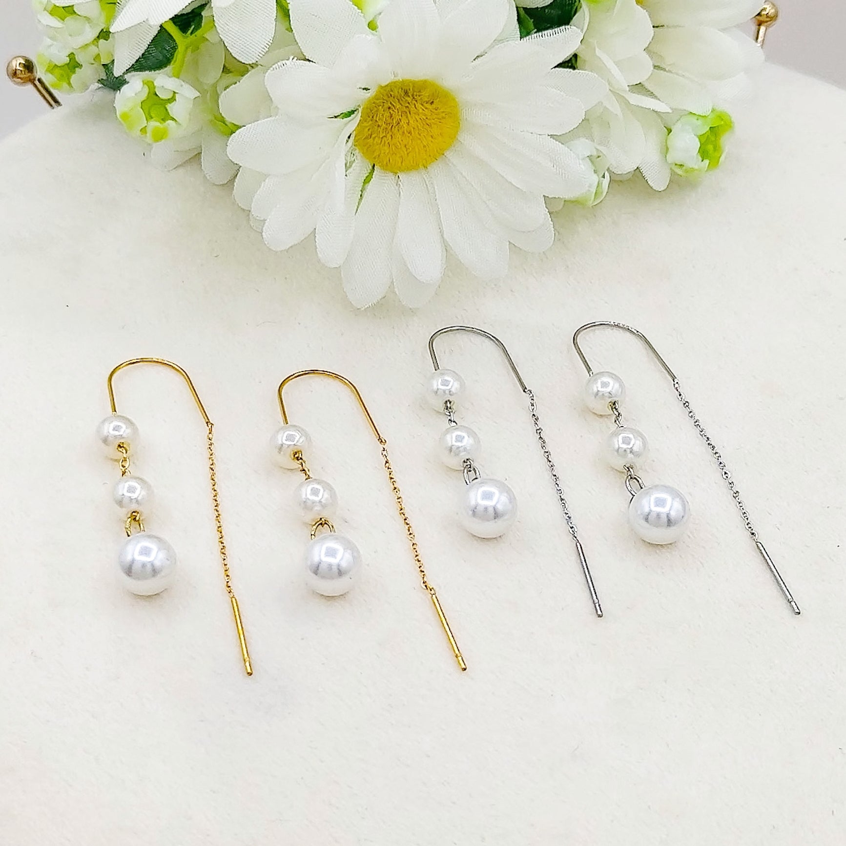 Paio di orecchini pendenti in oro bianco e diamantitramite una linea in Paio di orecchini pendenti in oro bianco e diamantitramite una linea in