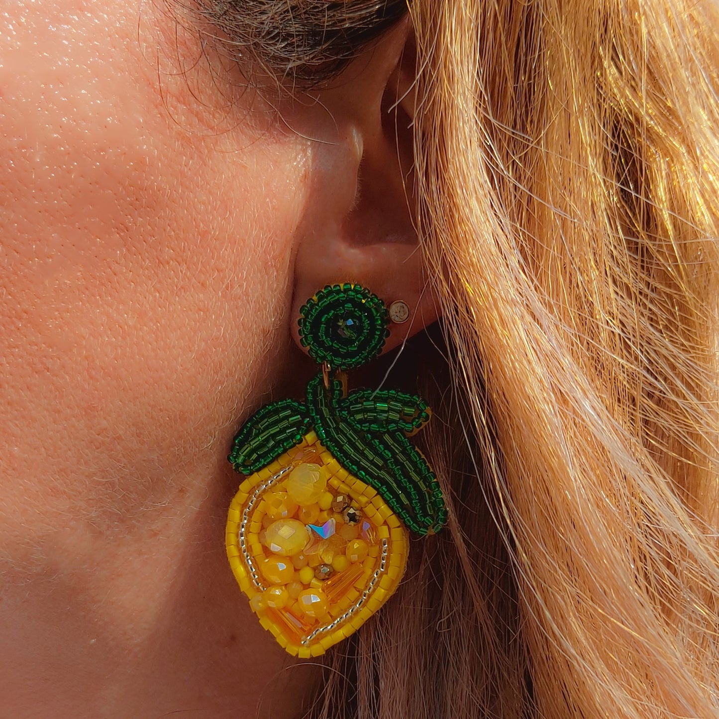 LEMONS - Orecchini pendenti limoni XL ricamati con perline cristallo