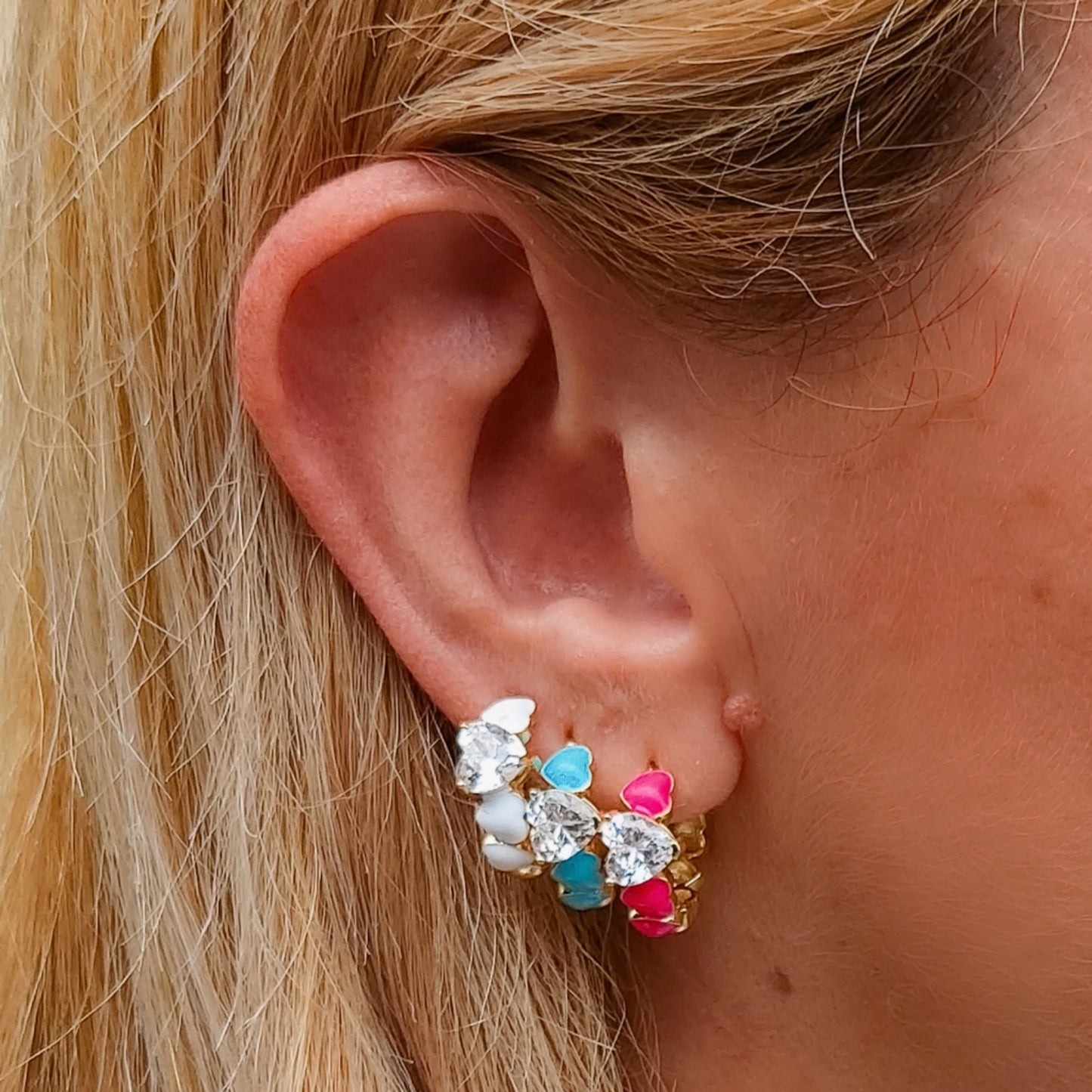 CLAIRE hoops COLOURS - PAIO Orecchini a cerchio con cuoricini bombè smaltati e Cubic Zirconia a forma di cuore