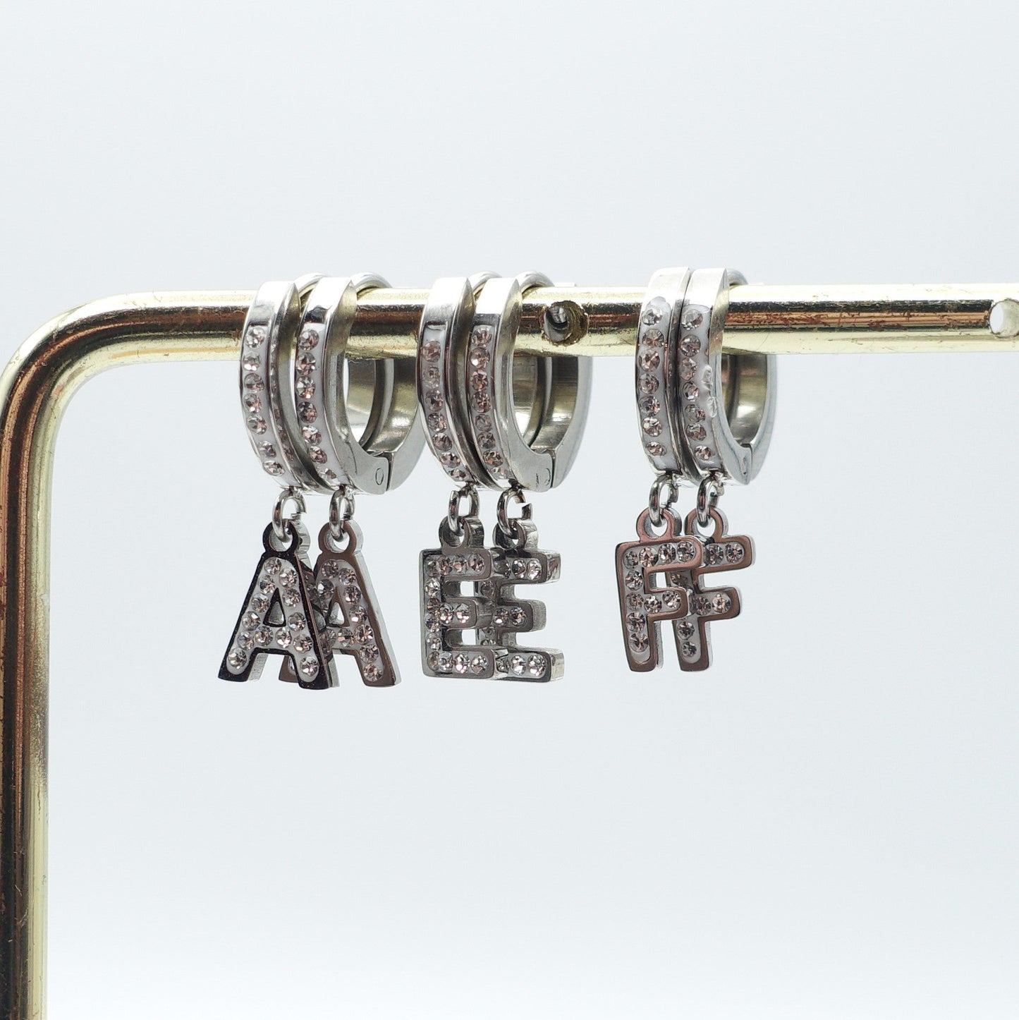 ORECCHINI INIZIALI IN ZIRCONIA ~ ACCIAIO INOSSIDABILE ORO - Mini orecchini a cerchio con iniziali in zirconi