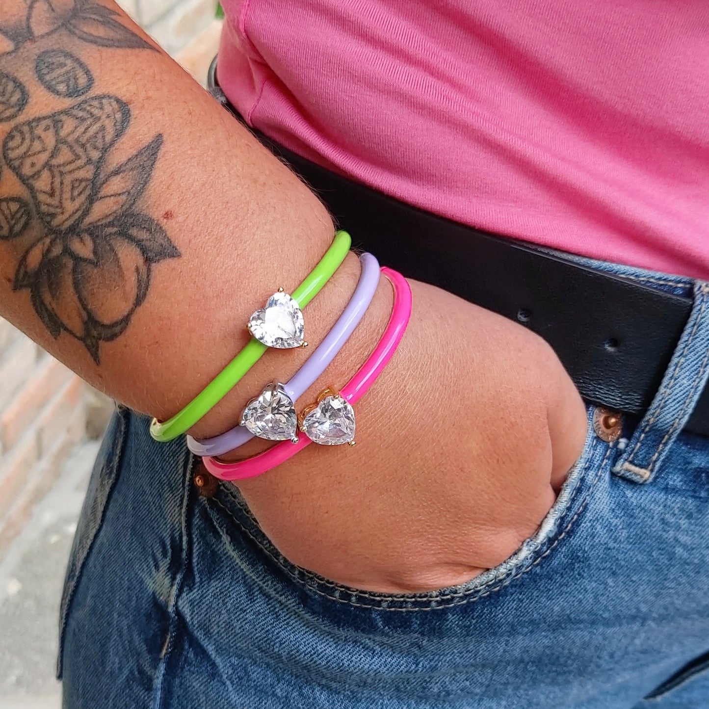 CHERIE FLUO - BRACCIALE RIGIDO SMALTATO CON CUBIC ZIRCONIA A FORMA DI CUORE