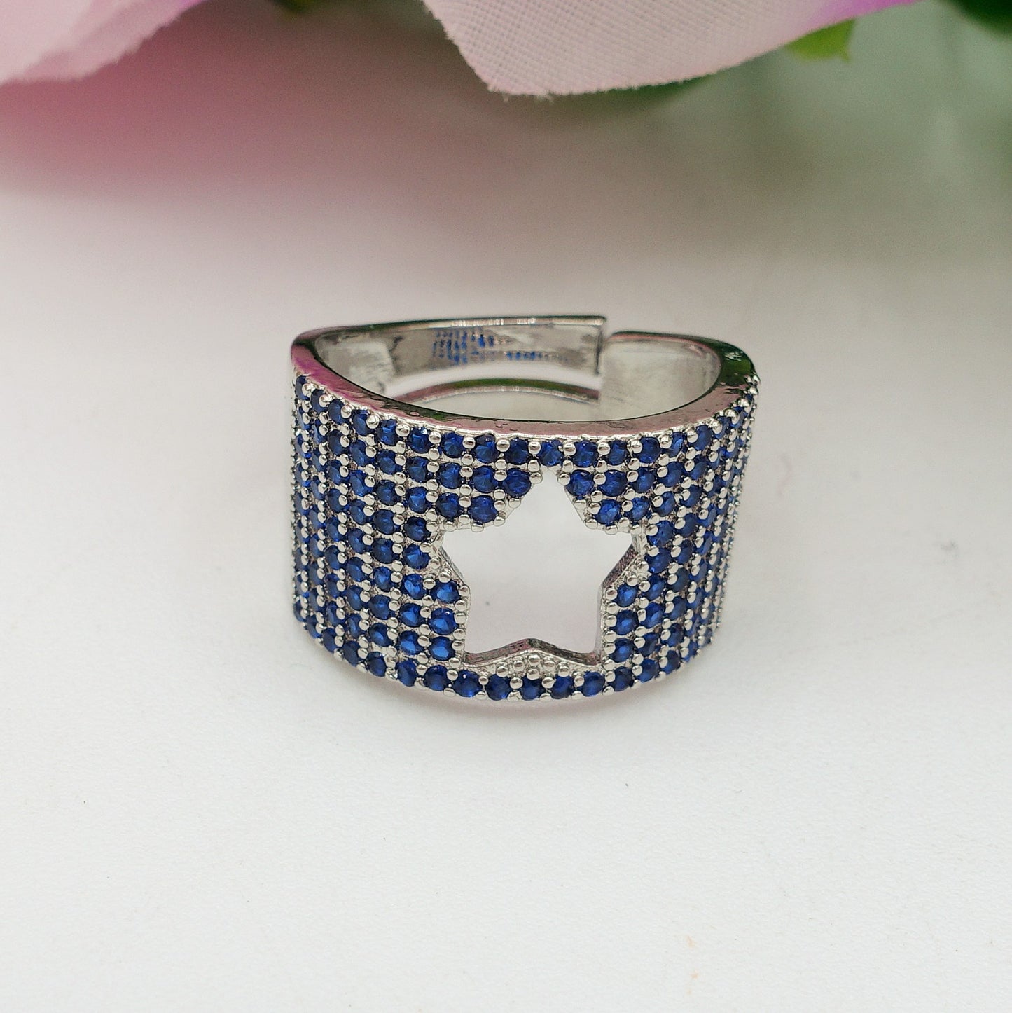 VENUS - Anello a fascia con Cubic Zirconia e stella cut out