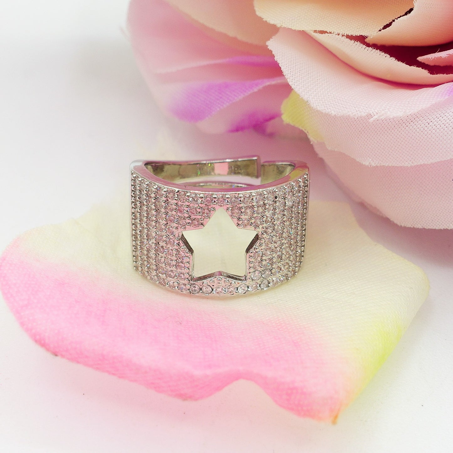VENUS - Anello a fascia con Cubic Zirconia e stella cut out